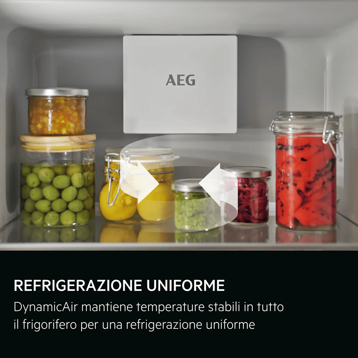 Un estante de refrigerador lleno de tarros de vidrio con alimentos y un logotipo de AEG.