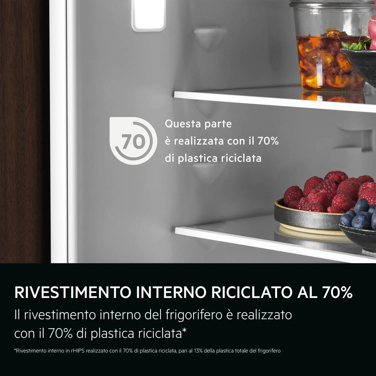 Interior de frigorífico con etiqueta de 70 por ciento plástico reciclado, estantes de vidrio y bayas.