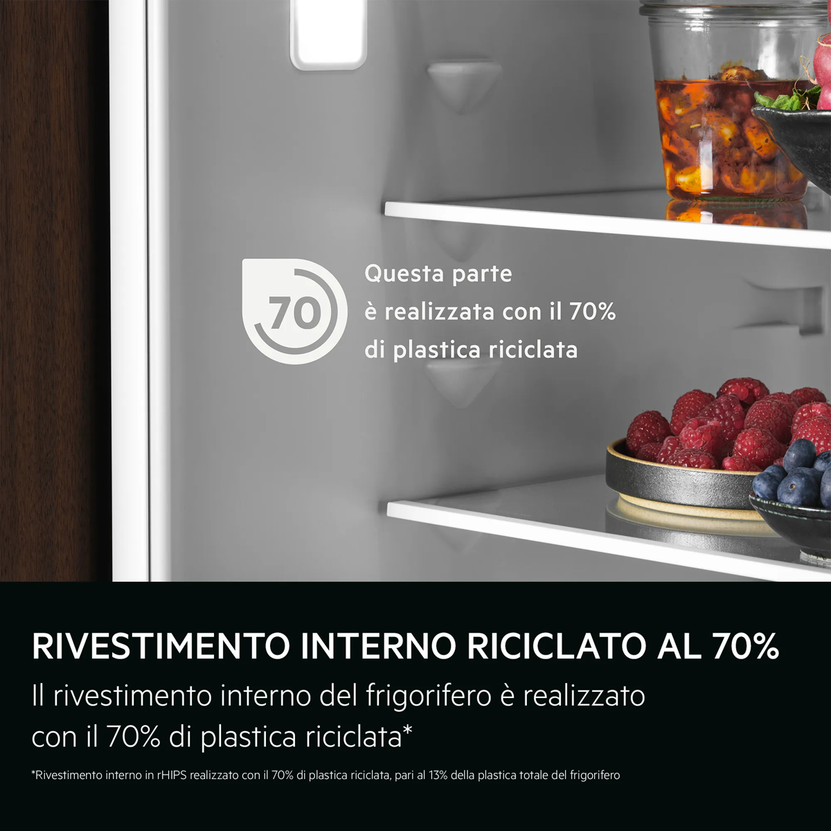 Interior de un refrigerador con texto sobre 70 por ciento de plástico reciclado y cuencos con comida.