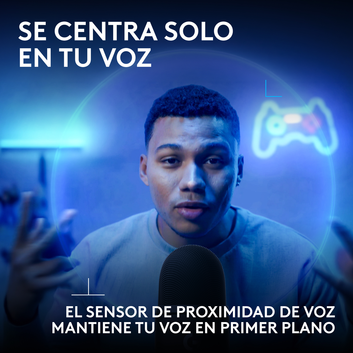 Un joven habla frente a un micrófono con iluminación azul y texto superpuesto.