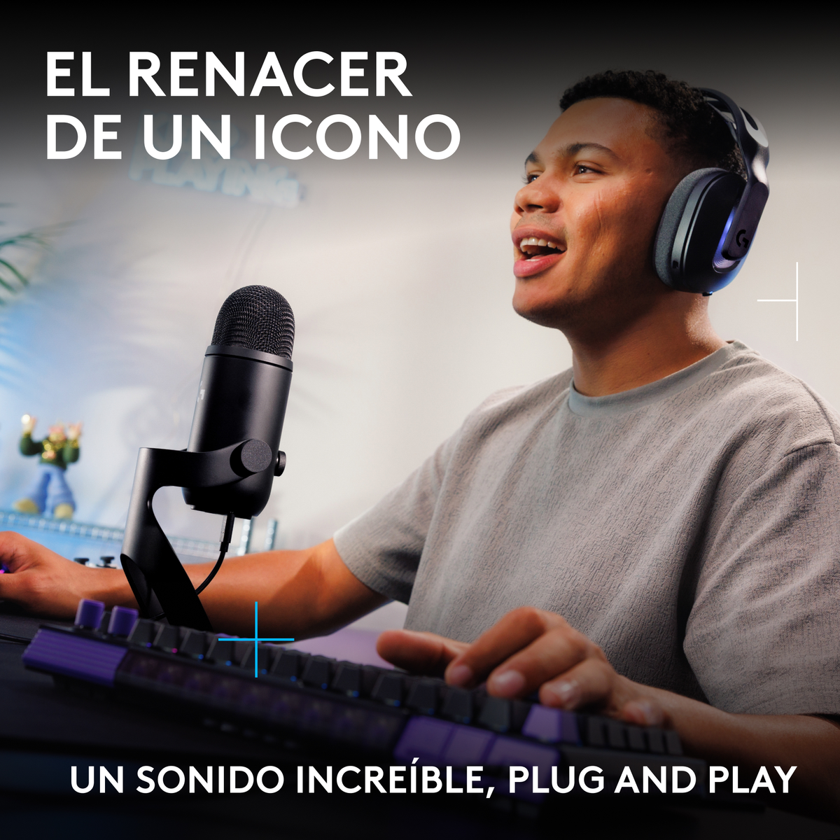 Un hombre con auriculares usa micrófono y teclado en un estudio con texto en español.