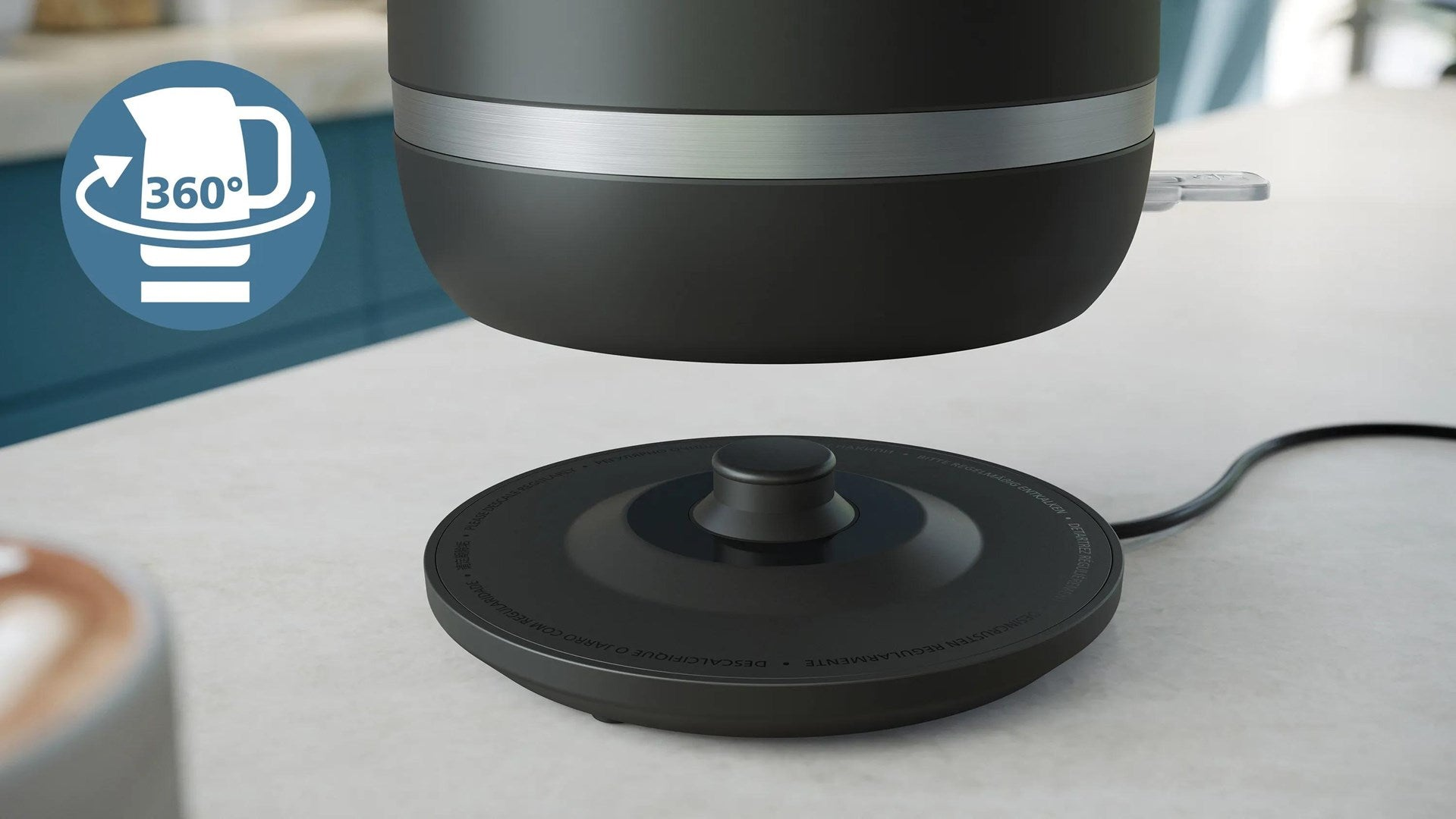 Un hervidor negro flota justo encima de su base calefactora de 360 grados en una encimera.