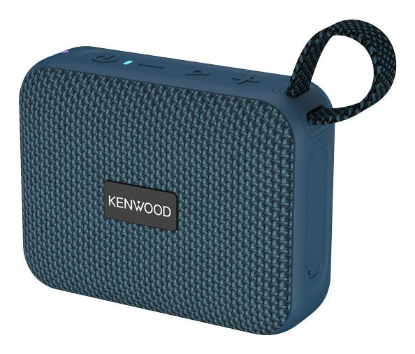 Altavoz Bluetooth Kenwood azul con malla de tela, botones de control superiores y una correa.