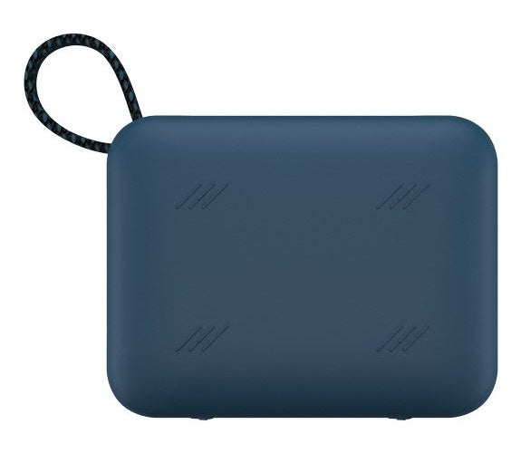 Un altavoz portátil azul rectangular con esquinas redondeadas y una correa trenzada arriba a la izquierda.