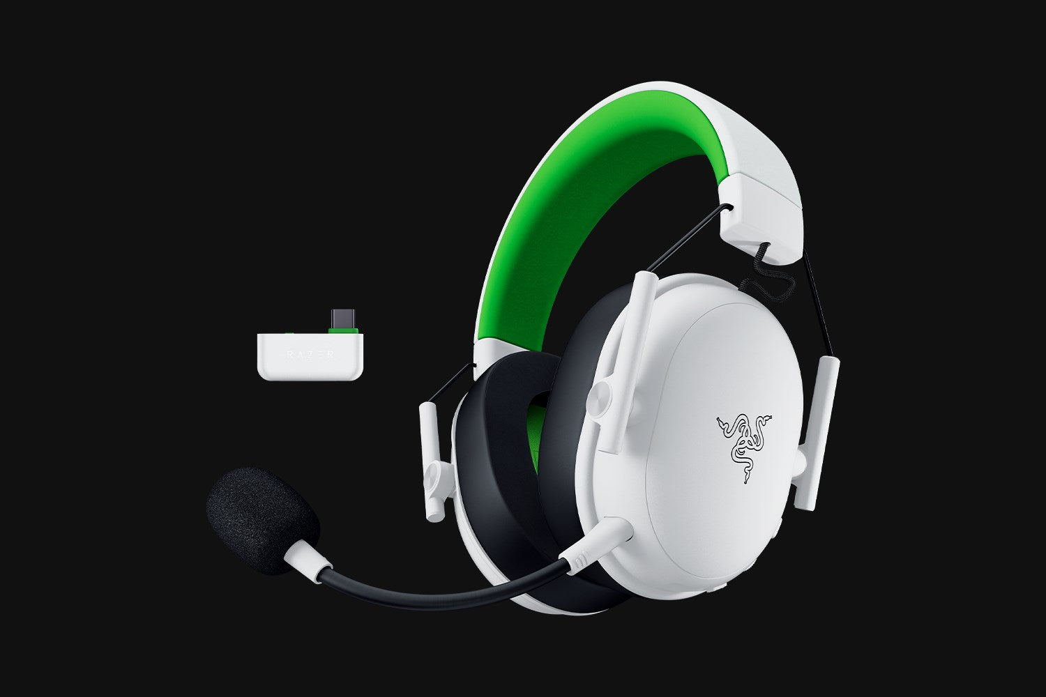 Auriculares gaming Razer blancos y verdes con micrófono desmontable y dongle USB-C sobre fondo negro.