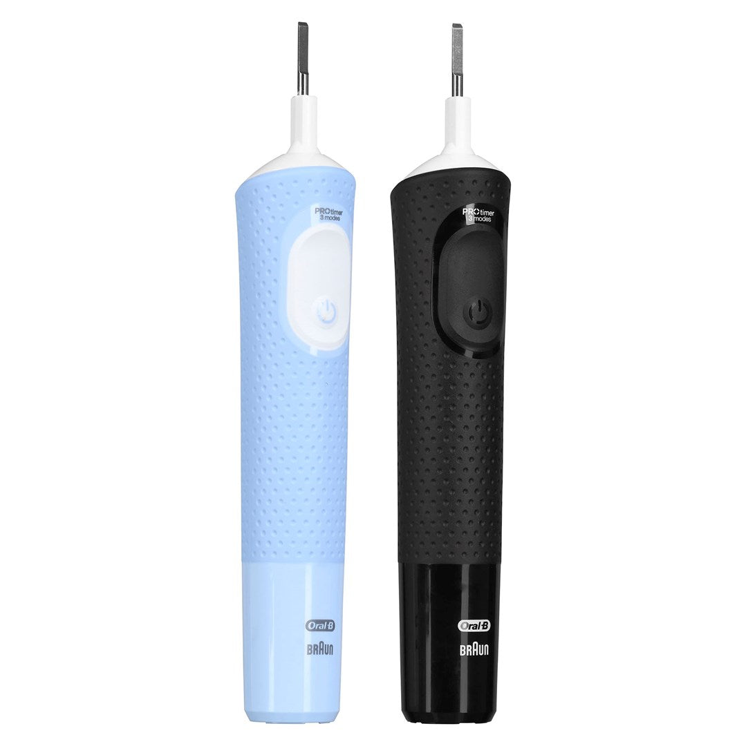 Dos cepillos de dientes eléctricos Oral-B Braun, uno azul claro y otro negro, sobre un fondo blanco.