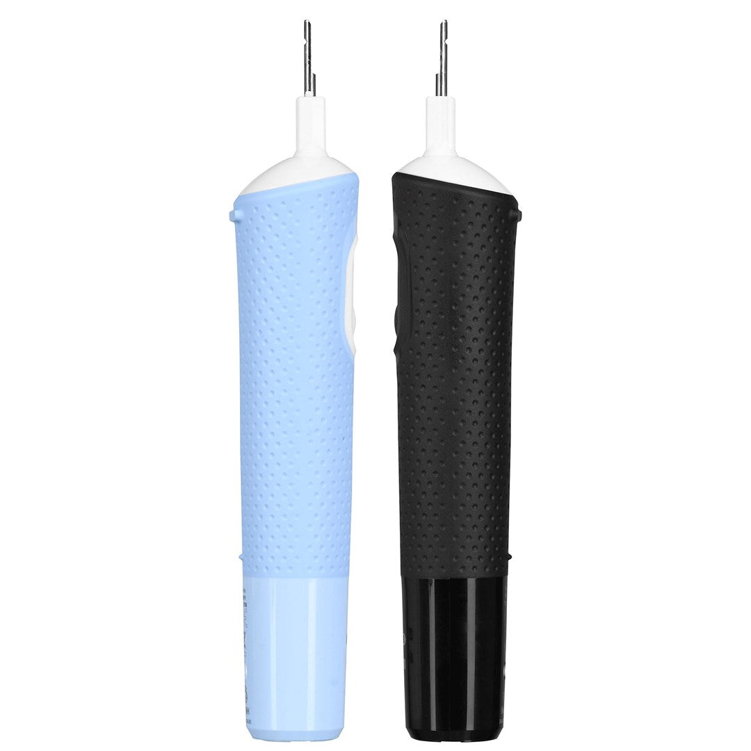 Dos mangos de cepillo de dientes eléctrico, uno azul claro y otro negro, están de pie uno al lado del otro sobre fondo blanco.