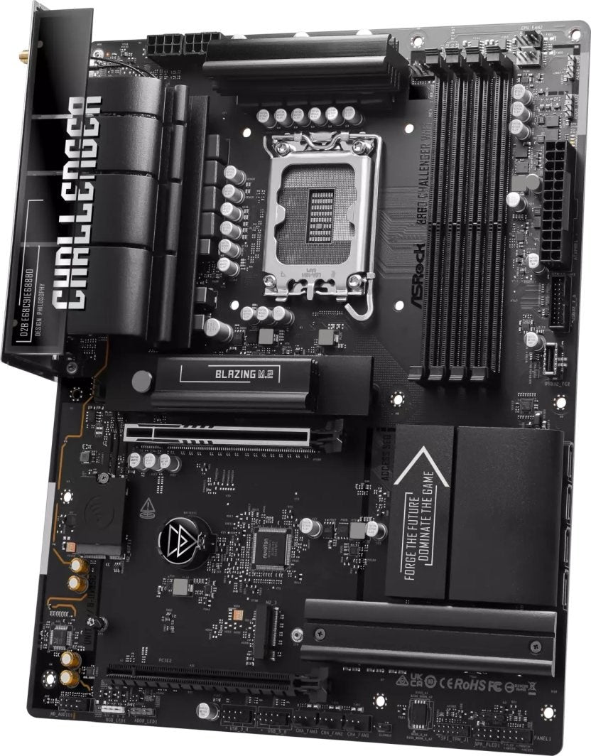 Primo piano dettagliato di una scheda madre per PC nera con dissipatori di calore, socket CPU e slot RAM.