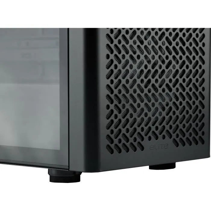 Gros plan d'un boîtier PC noir avec façade en mesh ajouré et panneau latéral en verre sur pieds noirs.