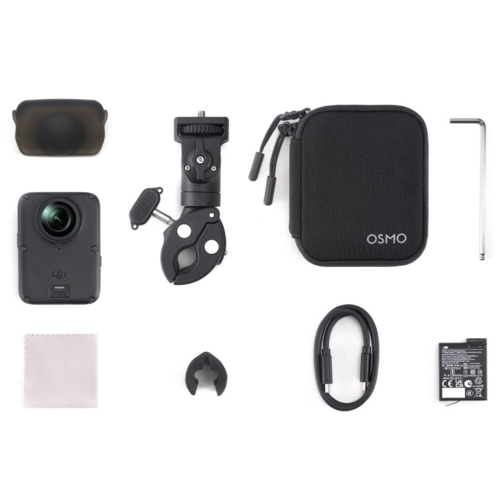Varios accesorios negros como una cámara, un soporte, un estuche, cables y herramientas ordenados sobre fondo blanco.
