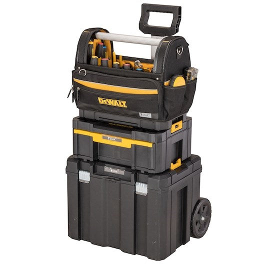 Stapelbare schwarze und gelbe DeWalt Werkzeugkisten auf Rädern.
