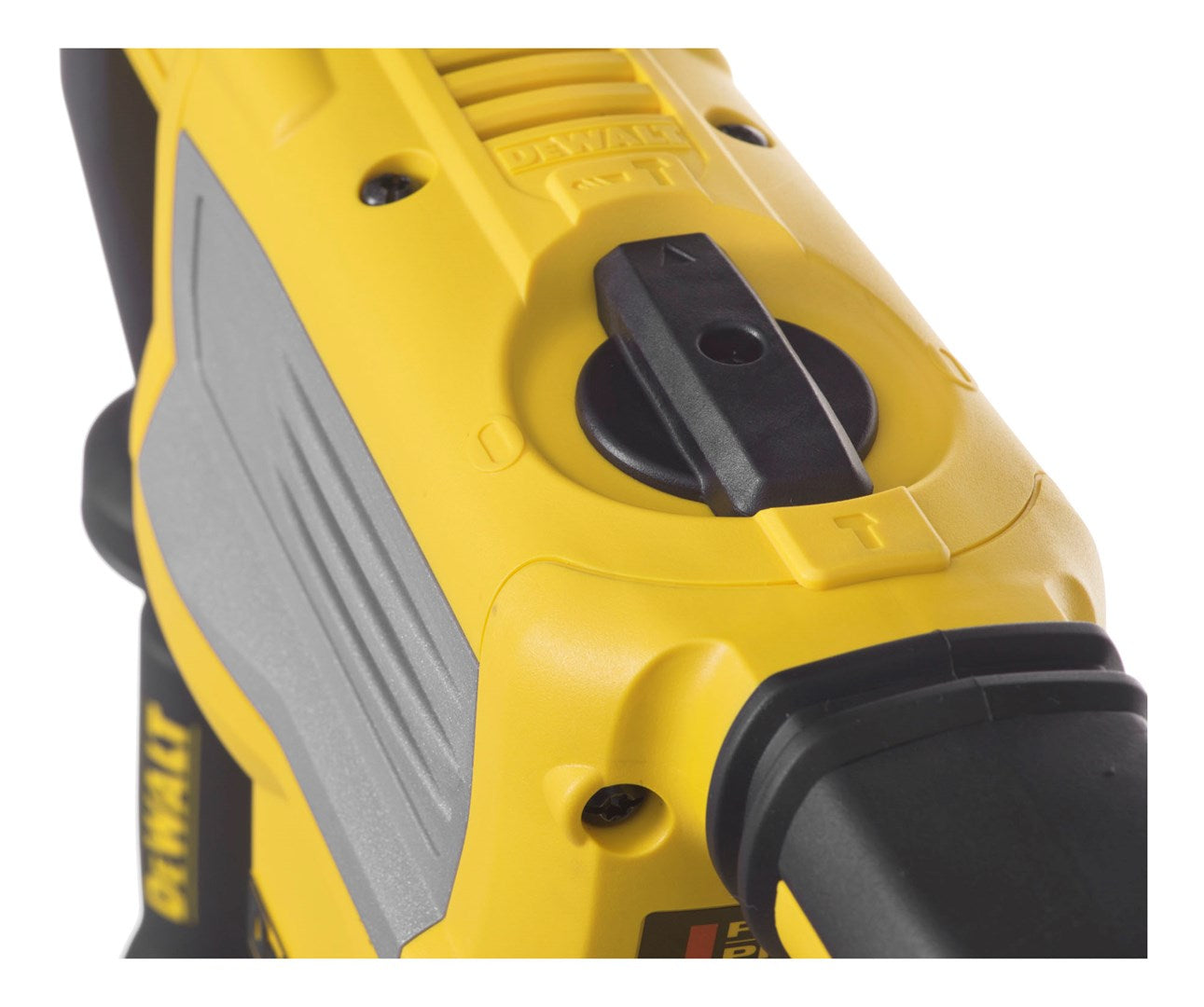 Nahaufnahme eines gelb-schwarzen DeWalt-Bohrwirkungs-Umschalthebels auf der Maschine.