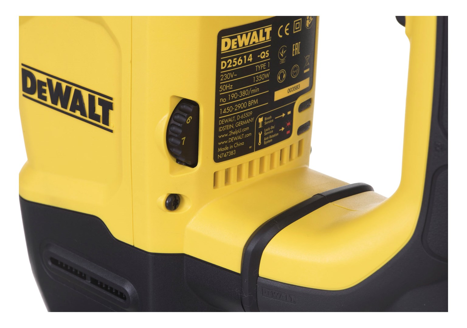 Nahaufnahme einer gelb-schwarzen DeWalt-Bohrmaschine mit technischen Daten und einem Geschwindigkeitsregler.