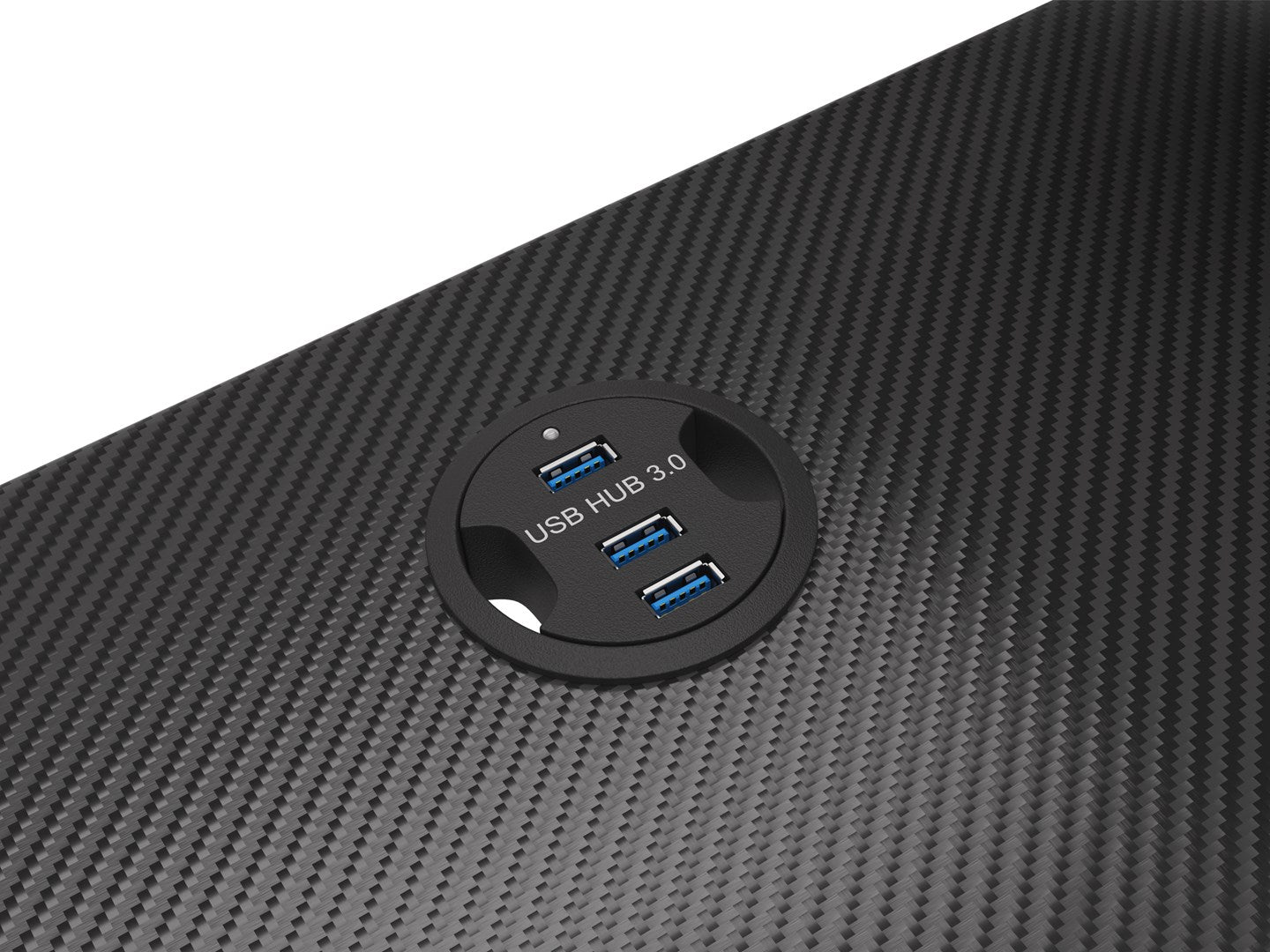 Un concentrador USB 3.0 redondo con tres puertos está integrado en una superficie negra con patrón de fibra de carbono.