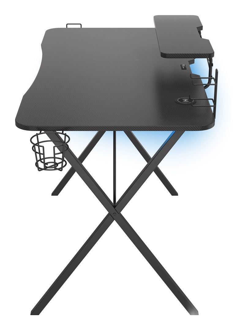 Un escritorio negro para juegos con patas en forma de X, un portavasos en el lateral y un estante elevado para monitor.