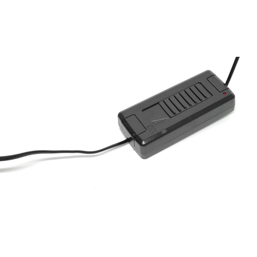Un dispositivo controlador negro con cables adjuntos sobre fondo blanco.