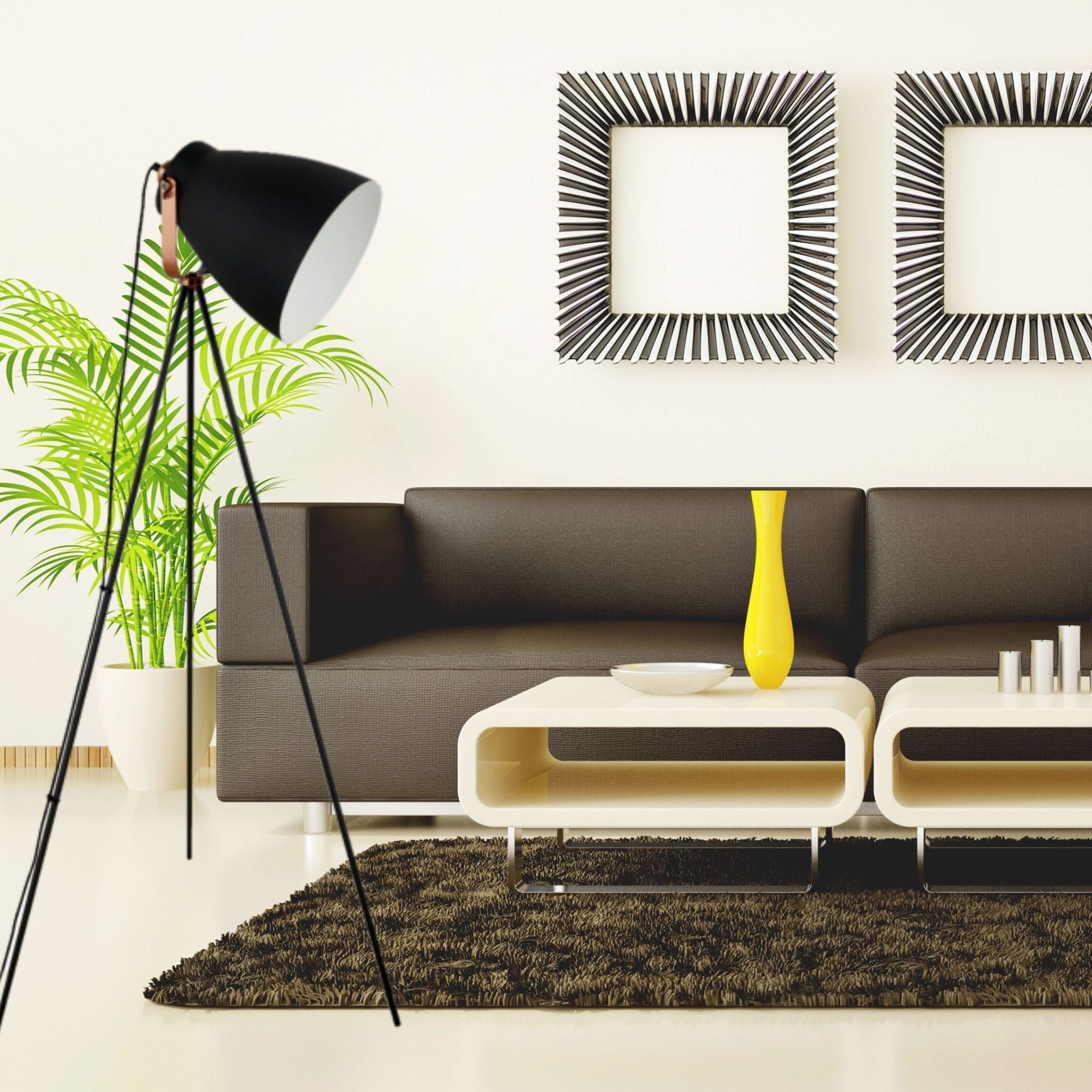 Sala de estar moderna con sofá marrón oscuro, lámpara de pie negra y jarrón amarillo.