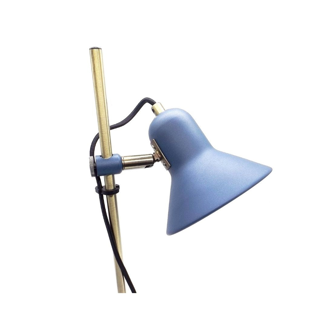 Una lámpara de escritorio azul con soporte dorado sobre fondo blanco.