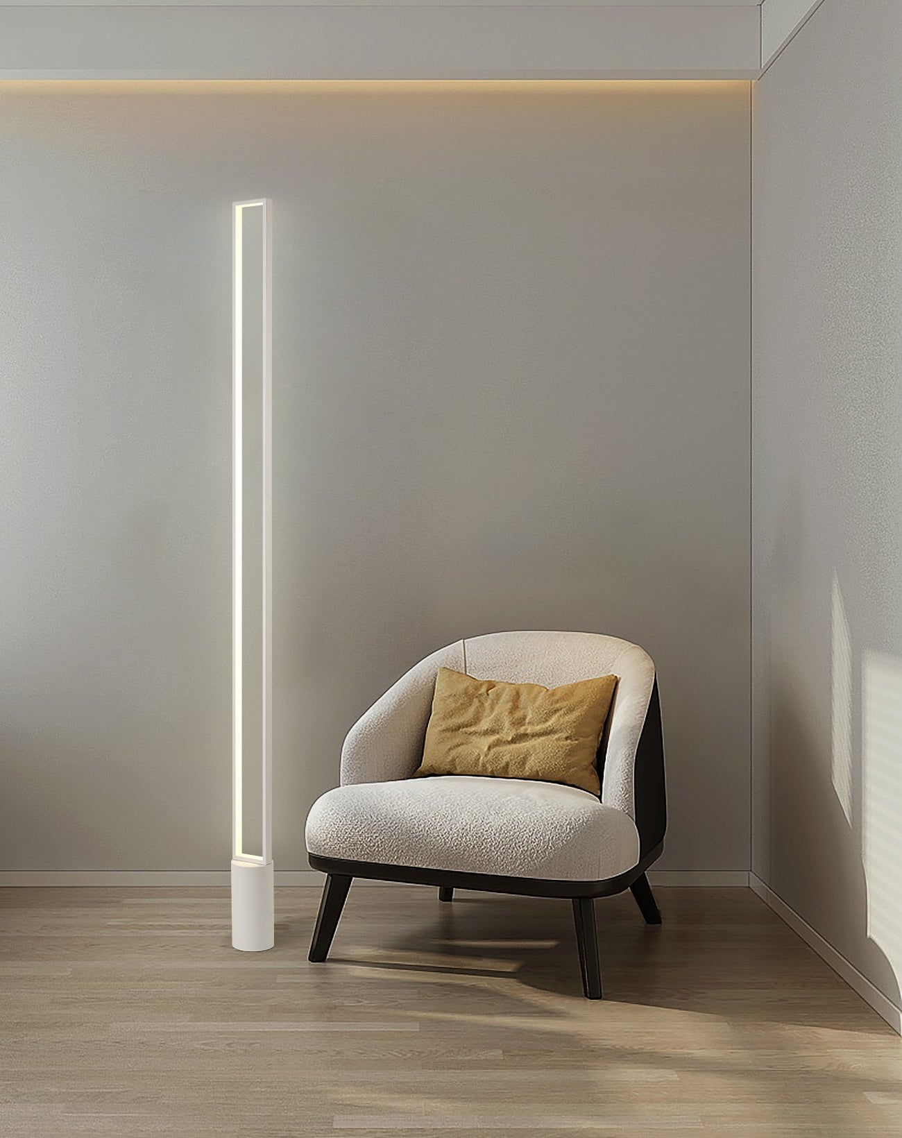 Un sillón blanco con un cojín dorado y una lámpara de pie moderna en una habitación luminosa.