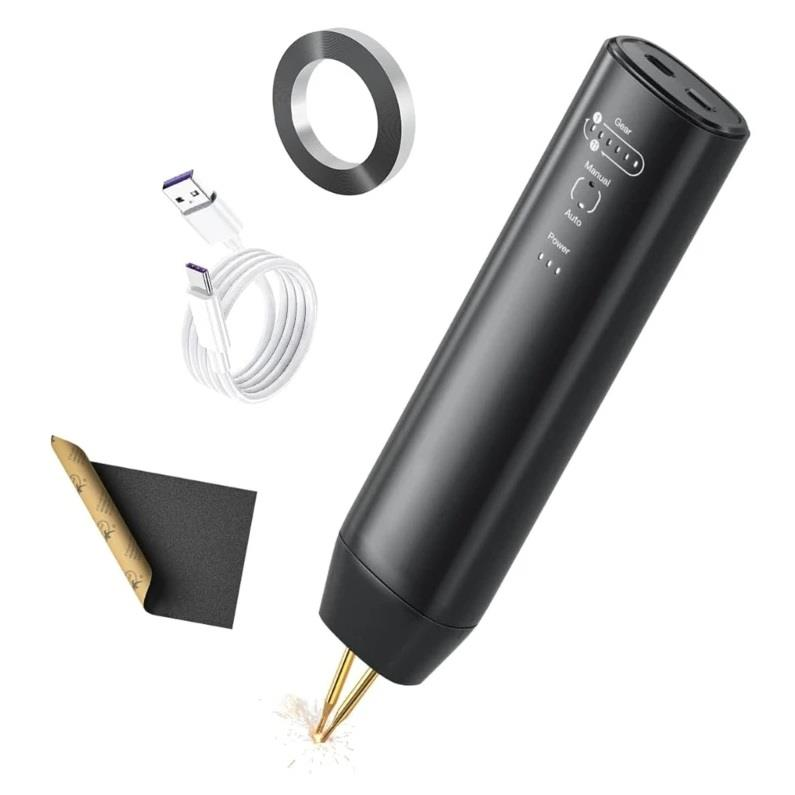 Beyaz arka planda USB kablosu, bobin ve bant bulunan taşınabilir siyah nokta kaynak makinesi.