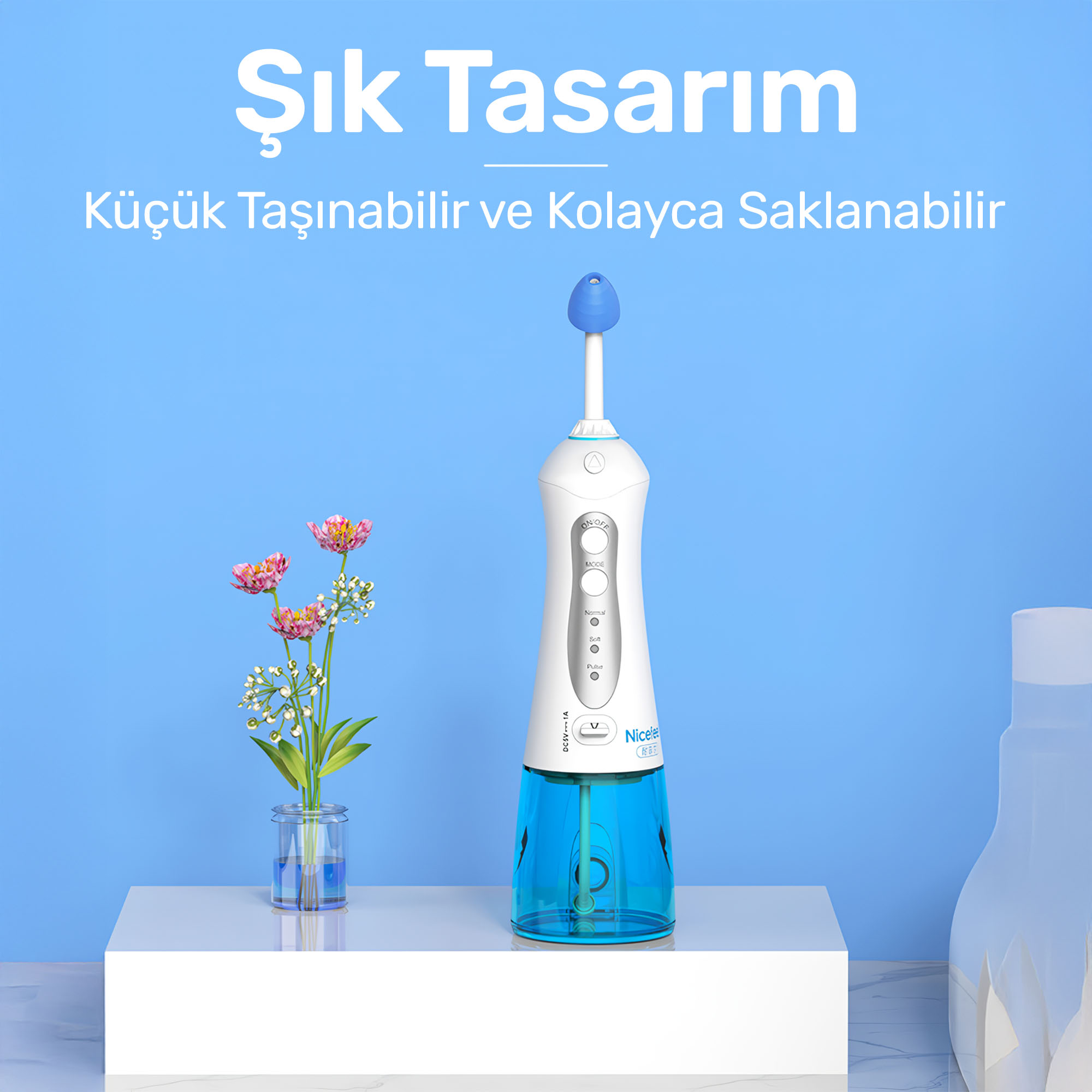 Mavi arka plan önünde, yanında çiçekler bulunan stand üzerinde taşınabilir beyaz ve mavi diş ipi.