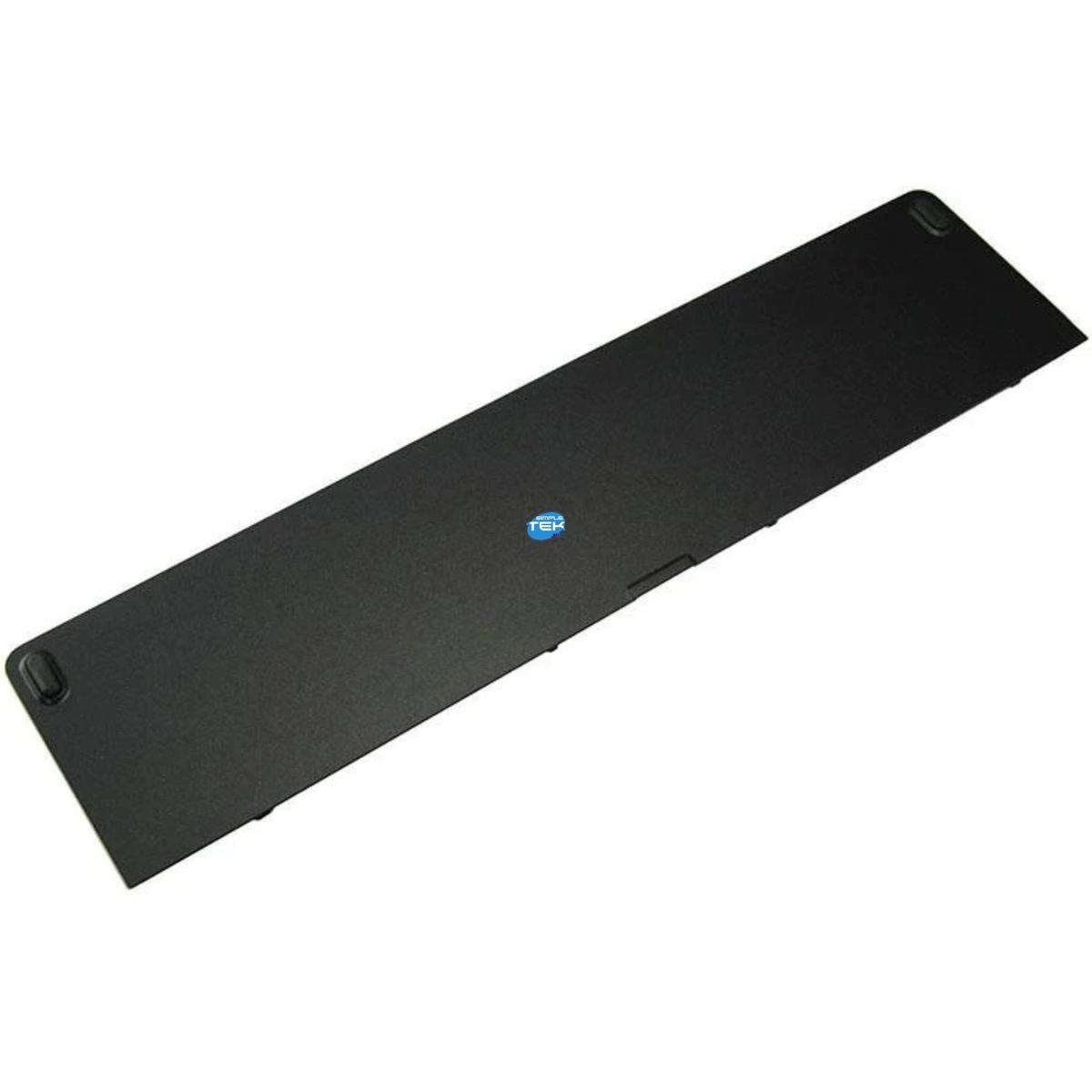 Un coperchio della batteria per laptop nero rettangolare con piedini in gomma su sfondo bianco.