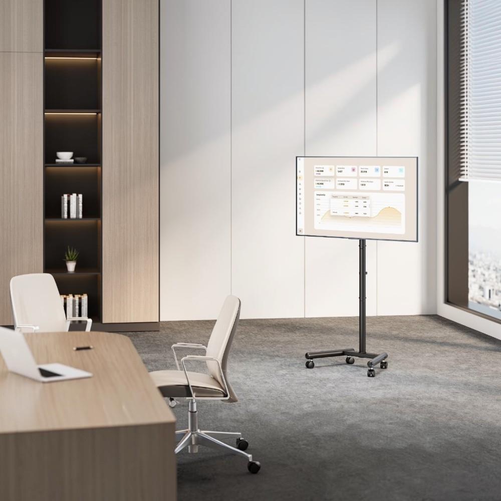 Mobil sunum ekranı, konferans sandalyeleri ve ahşap masaya sahip modern ofis içi.