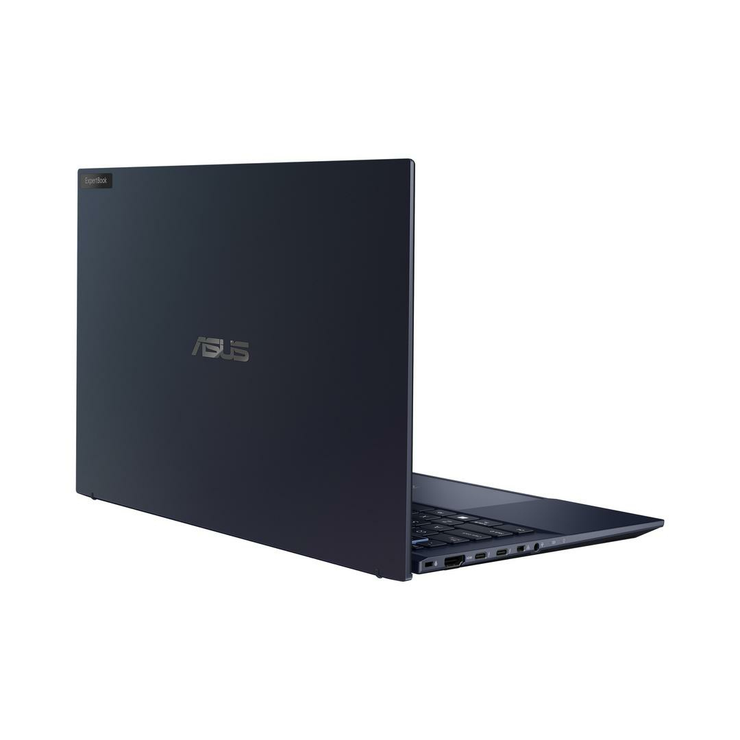 Un ordenador portátil Asus ExpertBook oscuro sobre fondo blanco, mostrando la parte frontal de la carcasa cerrada.