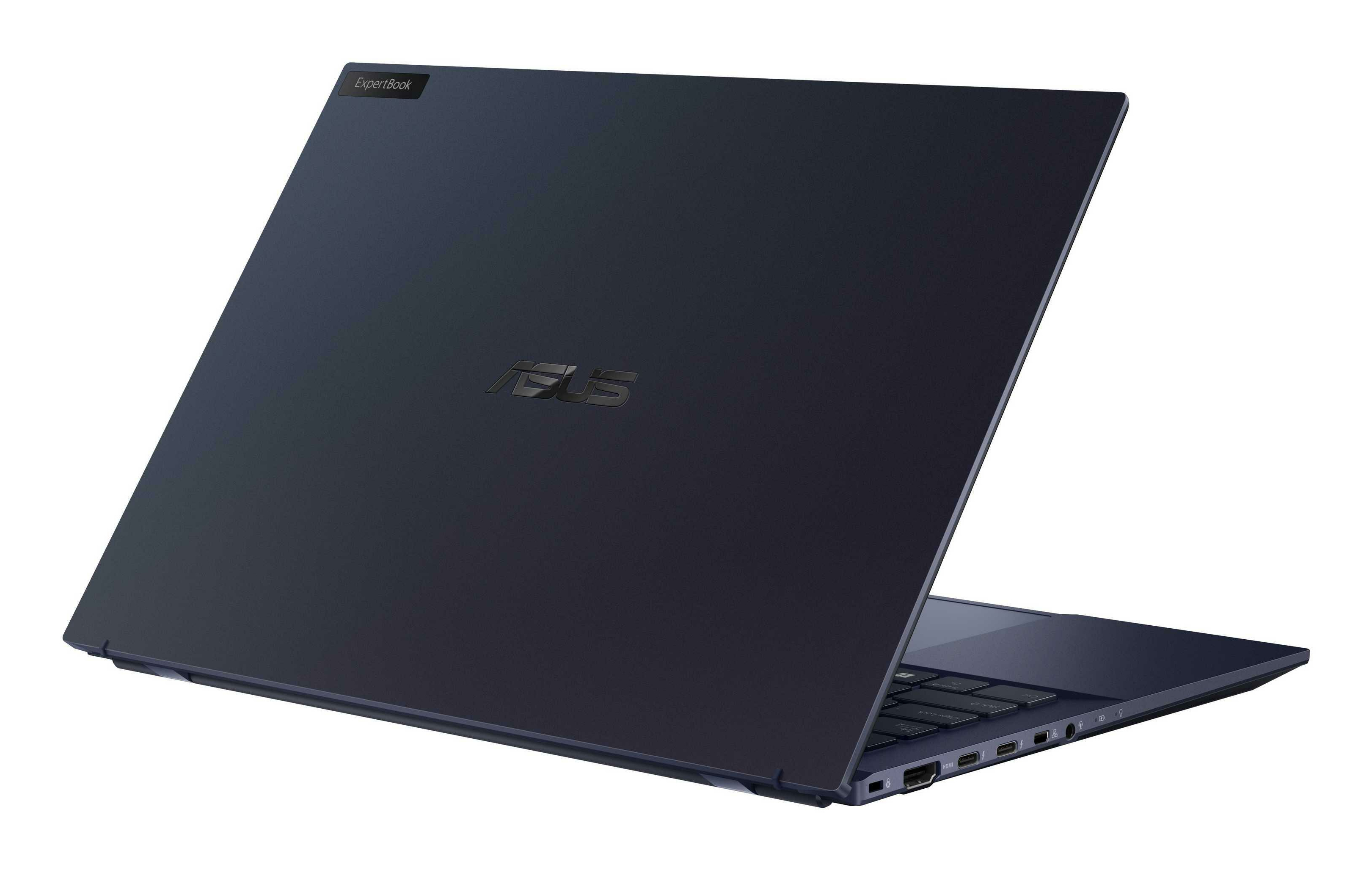 Un ordenador portátil Asus ExpertBook azul cerrado visto de lado sobre fondo blanco.