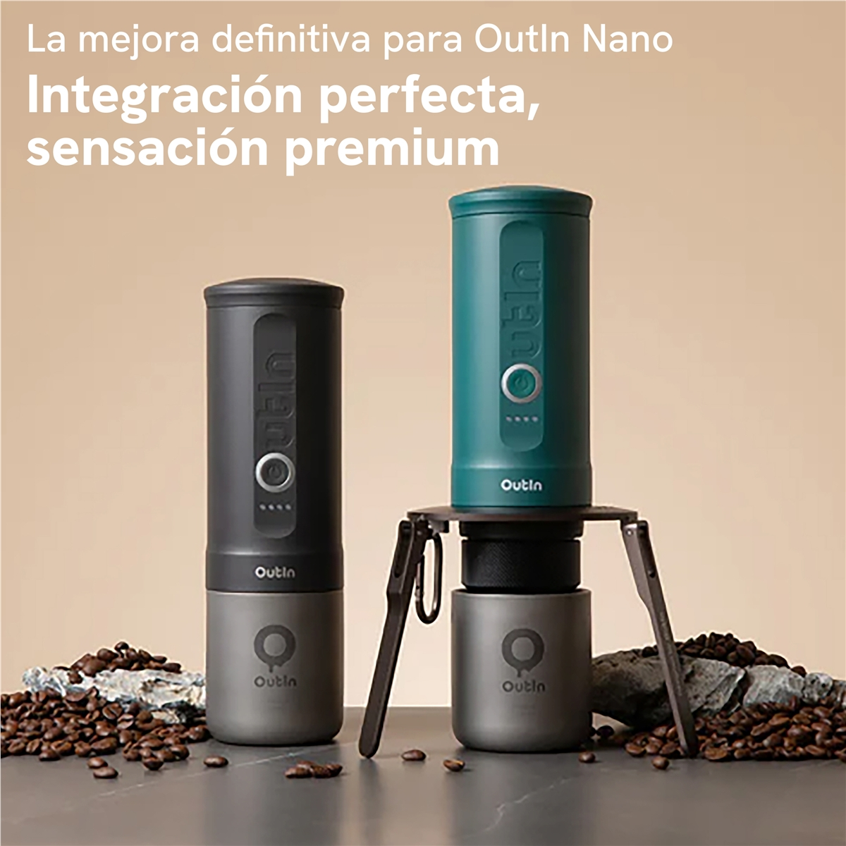 Dos cafeteras Outln Nano en negro y verde sobre una mesa, rodeadas de granos de café.
