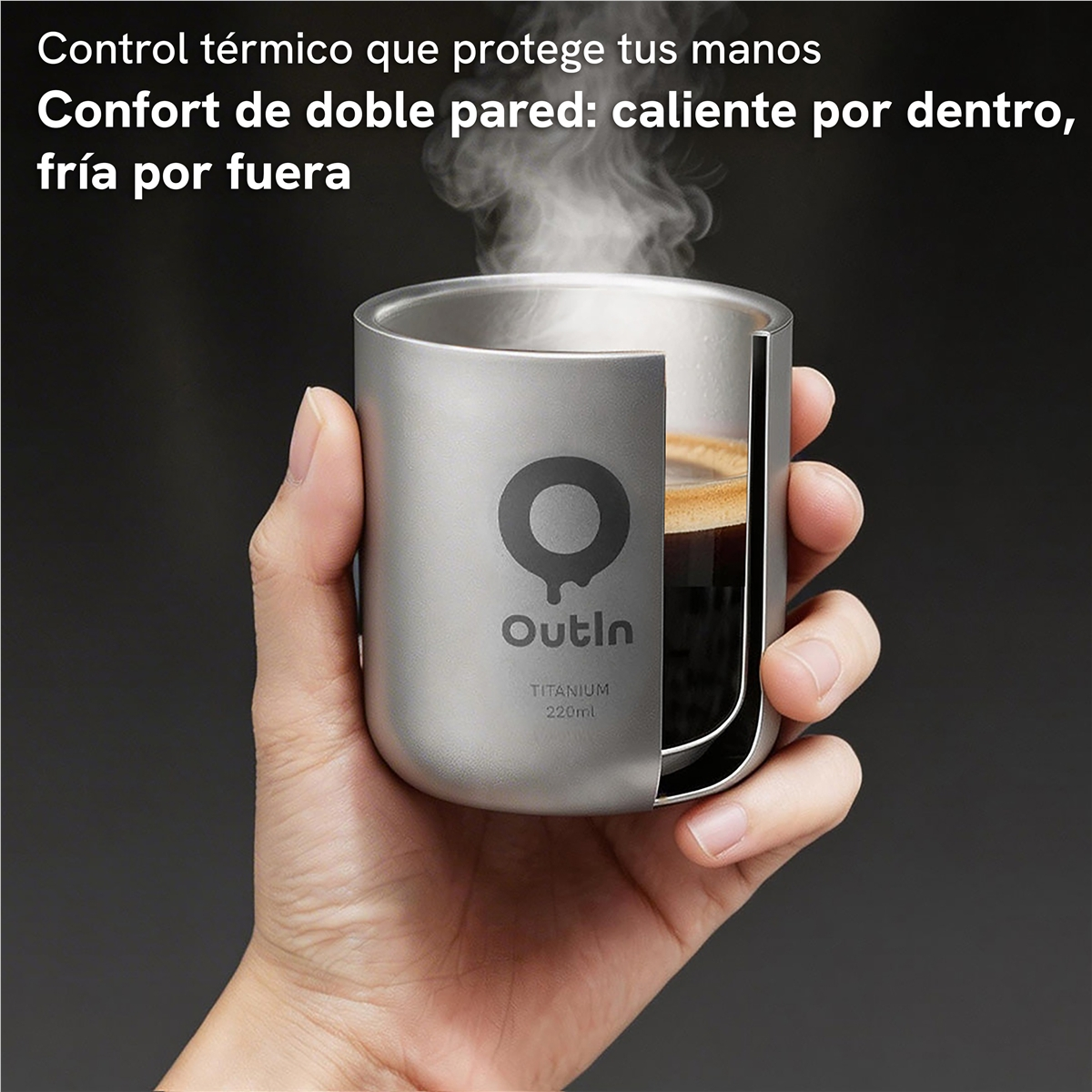 Una mano sostiene una taza de titanio de doble pared OutIn plateada con café caliente y vapor.
