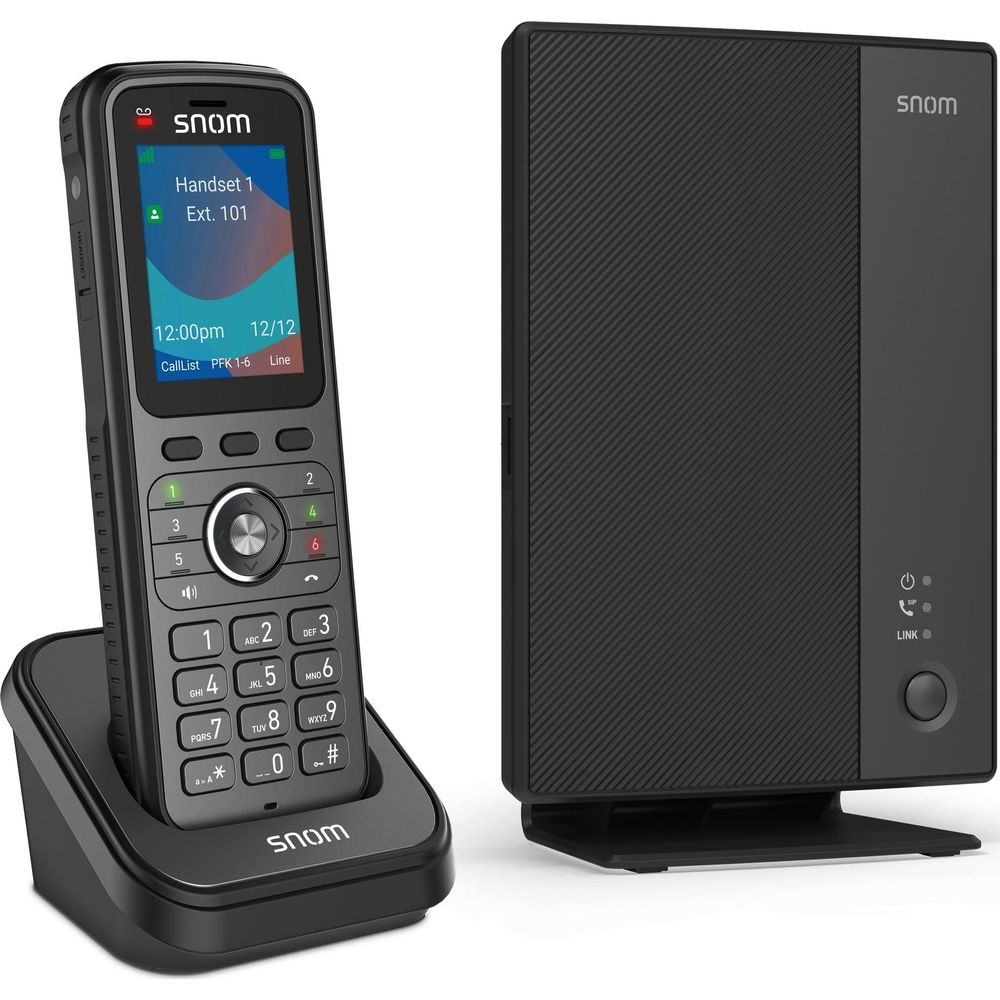 Telefono cordless Snom nero su base di ricarica accanto a una stazione base rettangolare su fondo bianco.