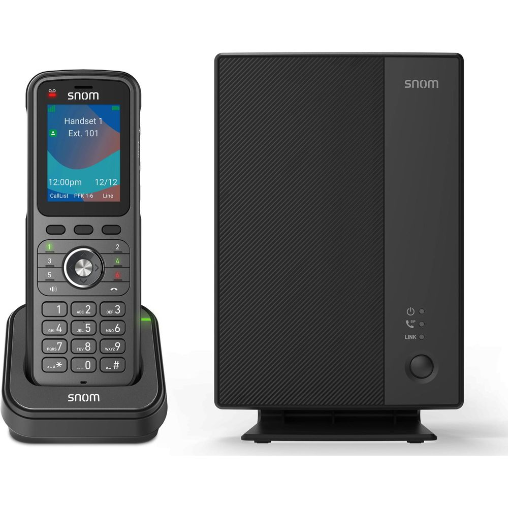 Un telefono cordless Snom nero nella base di ricarica accanto a una stazione base Snom nera su sfondo bianco.