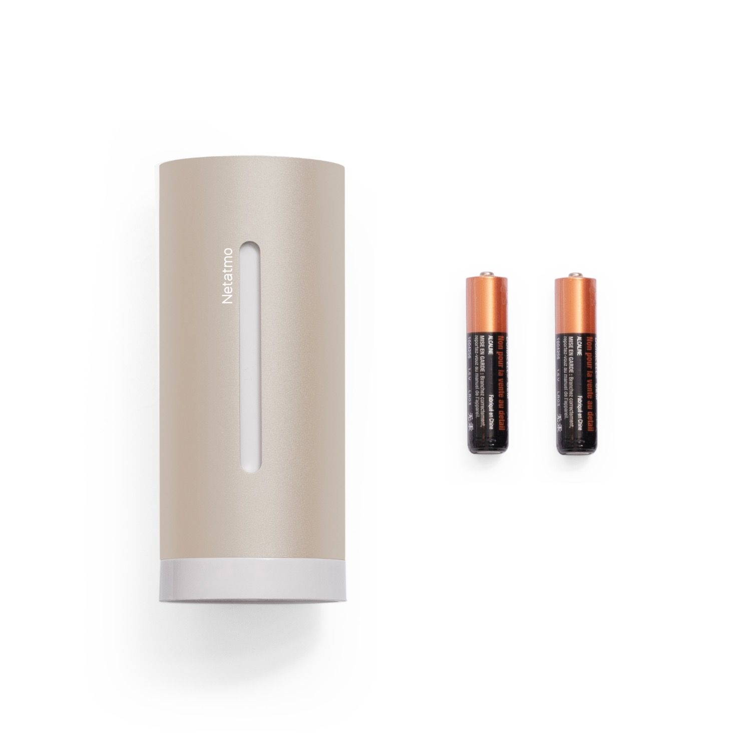 Un sensor cilíndrico beige Netatmo con una ranura vertical y dos baterías al lado.
