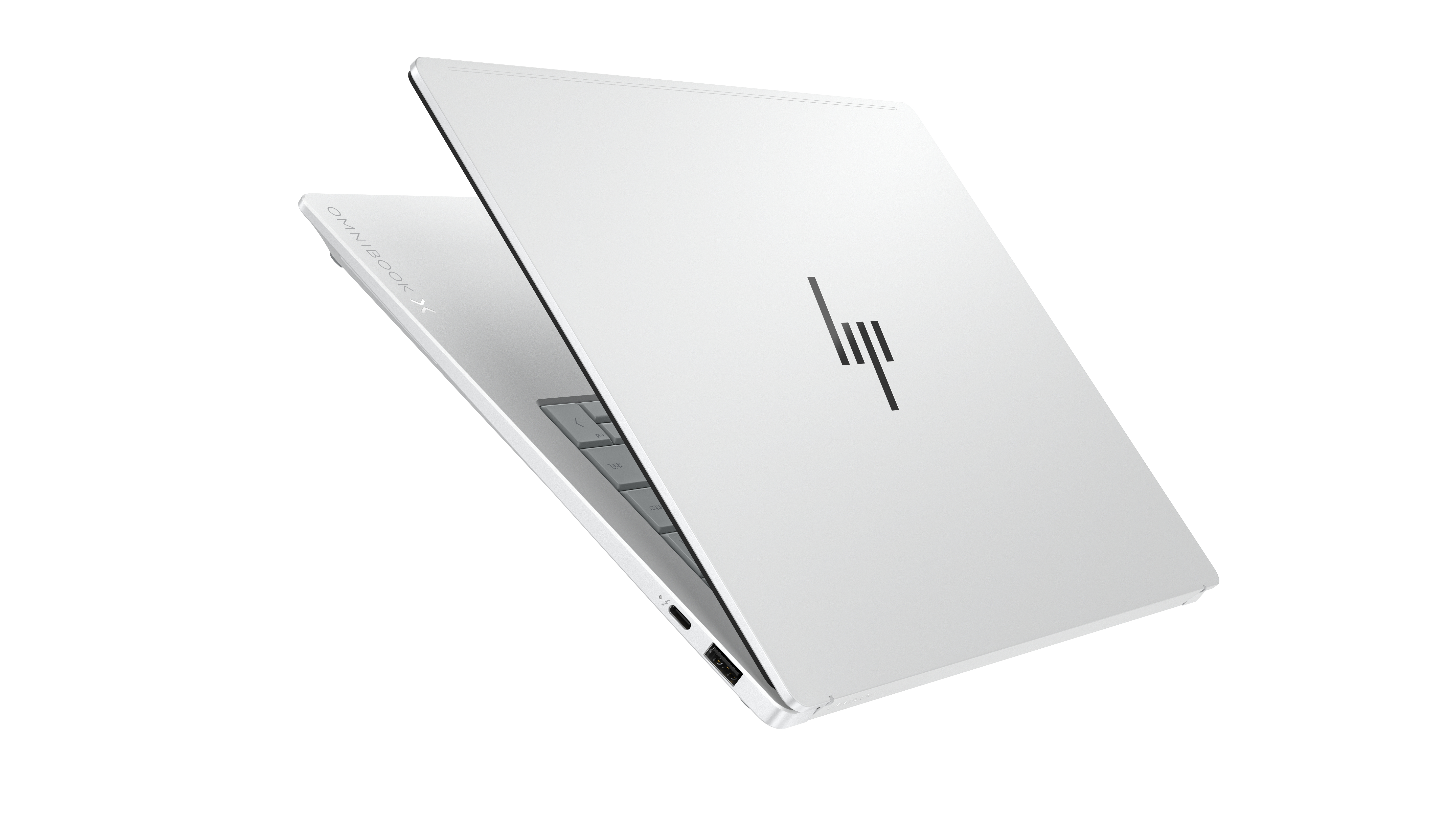 Ein silberner Laptop ist leicht geöffnet auf weißem Hintergrund dargestellt.