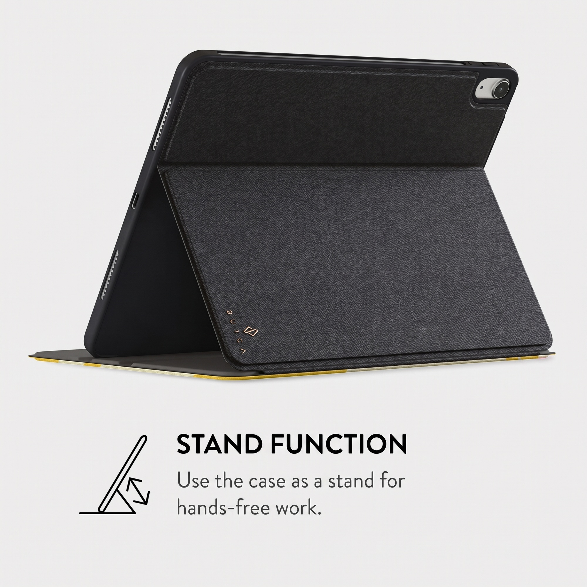 Een tablet in een zwarte beschermhoes staat rechtop op een lichte ondergrond als standaard.