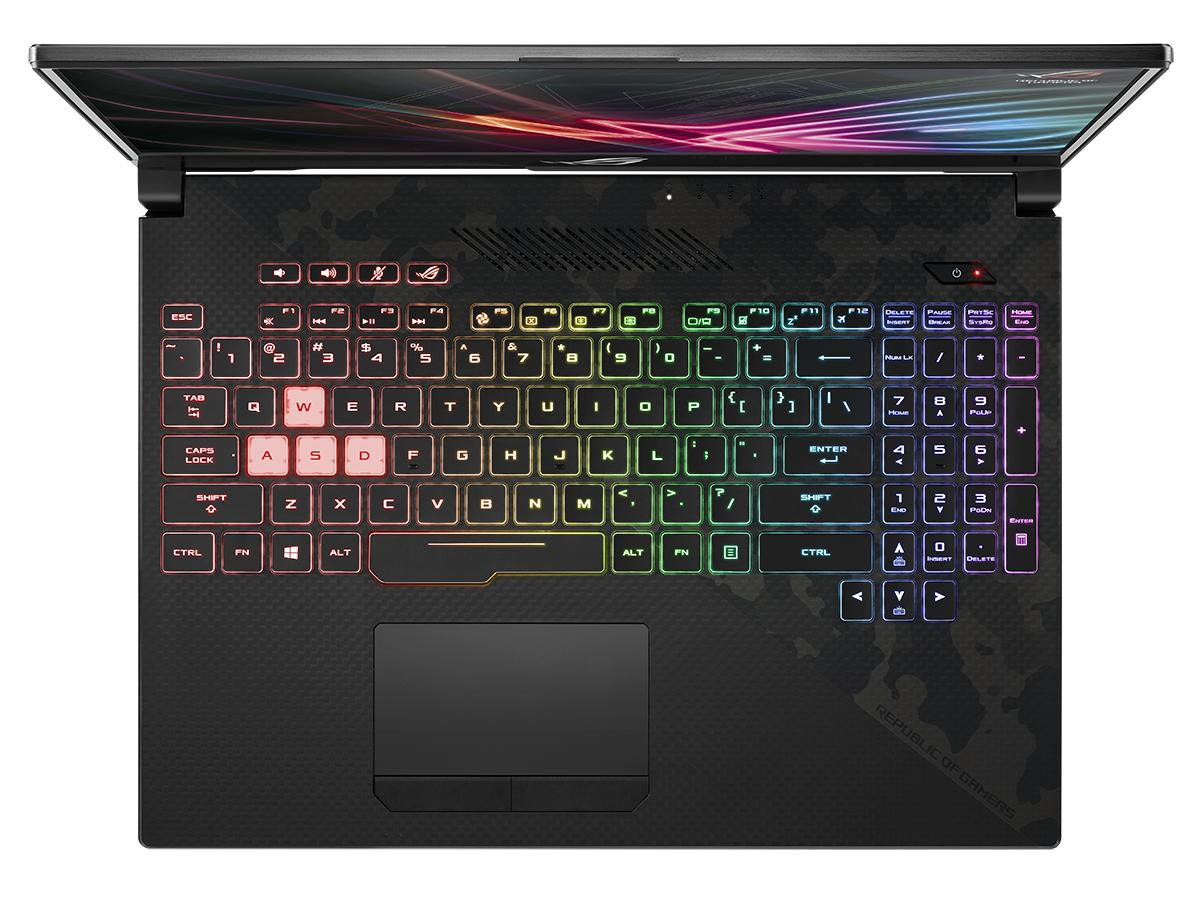Un laptop da gioco nero con tastiera retroilluminata RGB colorata e schermo illuminato.