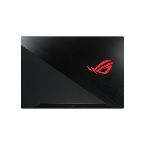 Schwarzer Laptopdeckel mit gebürsteter Metallstruktur und einem leuchtend roten ROG-Logo auf der rechten Seite.