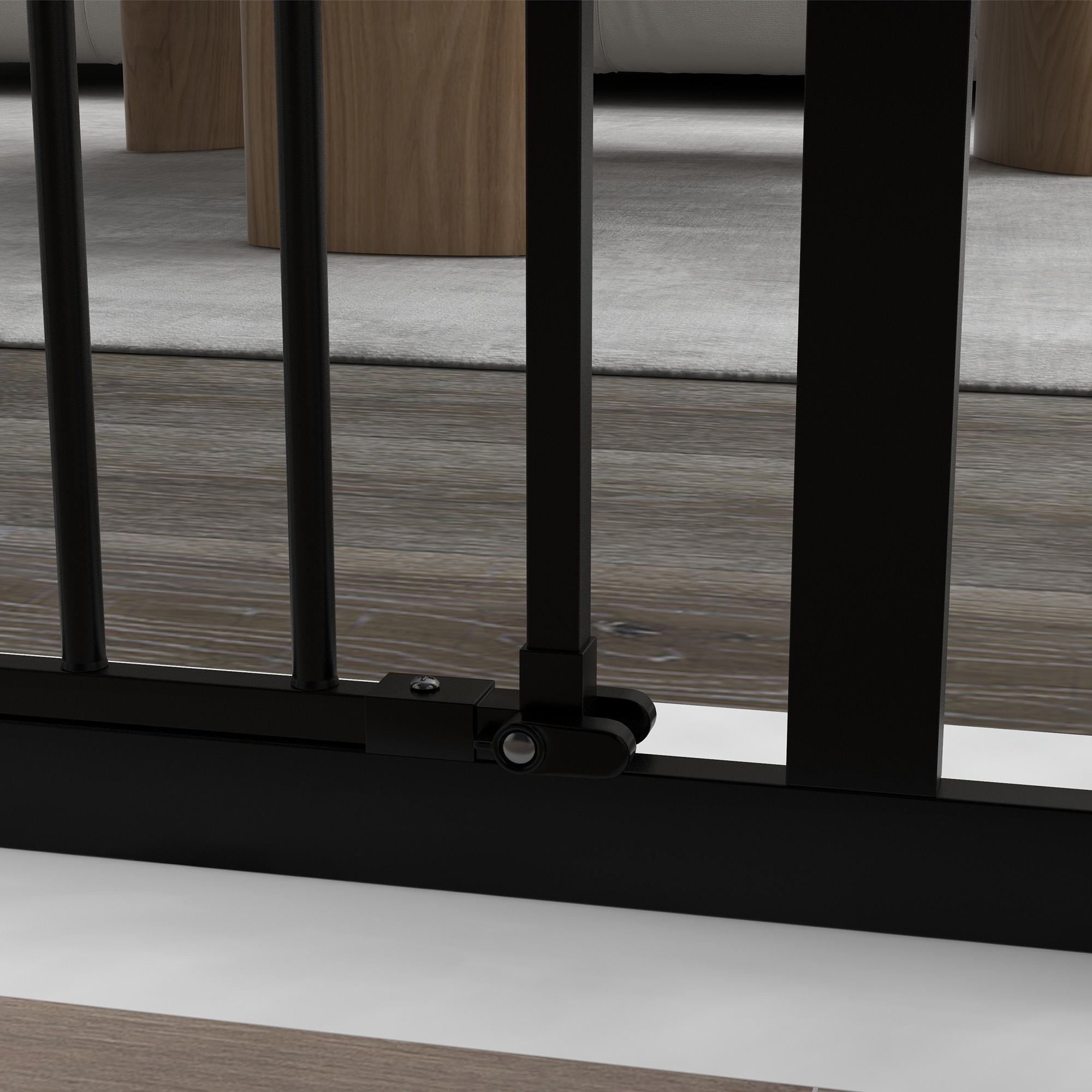 Primer plano del pestillo de una puerta de seguridad negra sobre suelo de madera y alfombra.