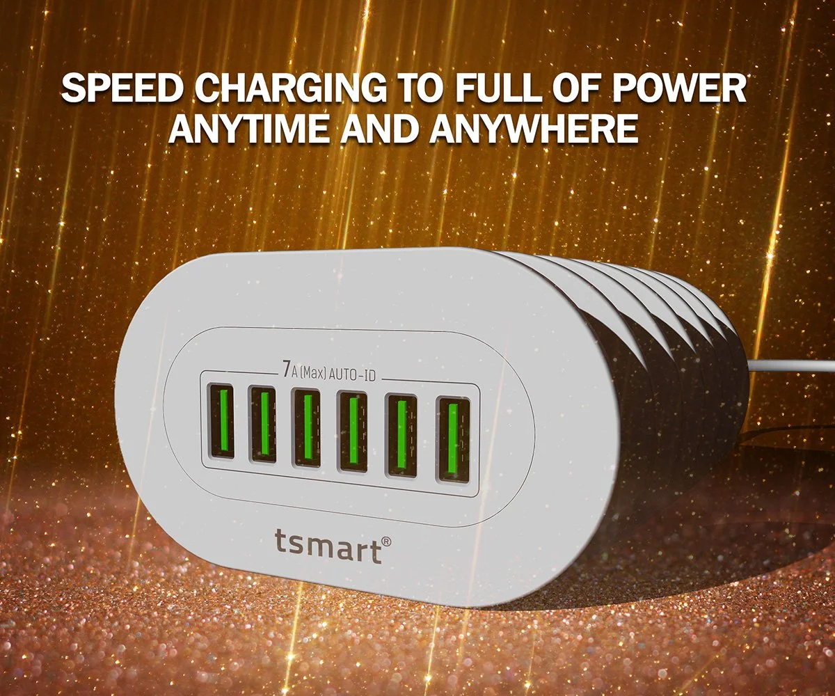 Işıltılı kahverengi bir arka plan önünde altı yeşil portlu beyaz bir tsmart USB şarj istasyonu.