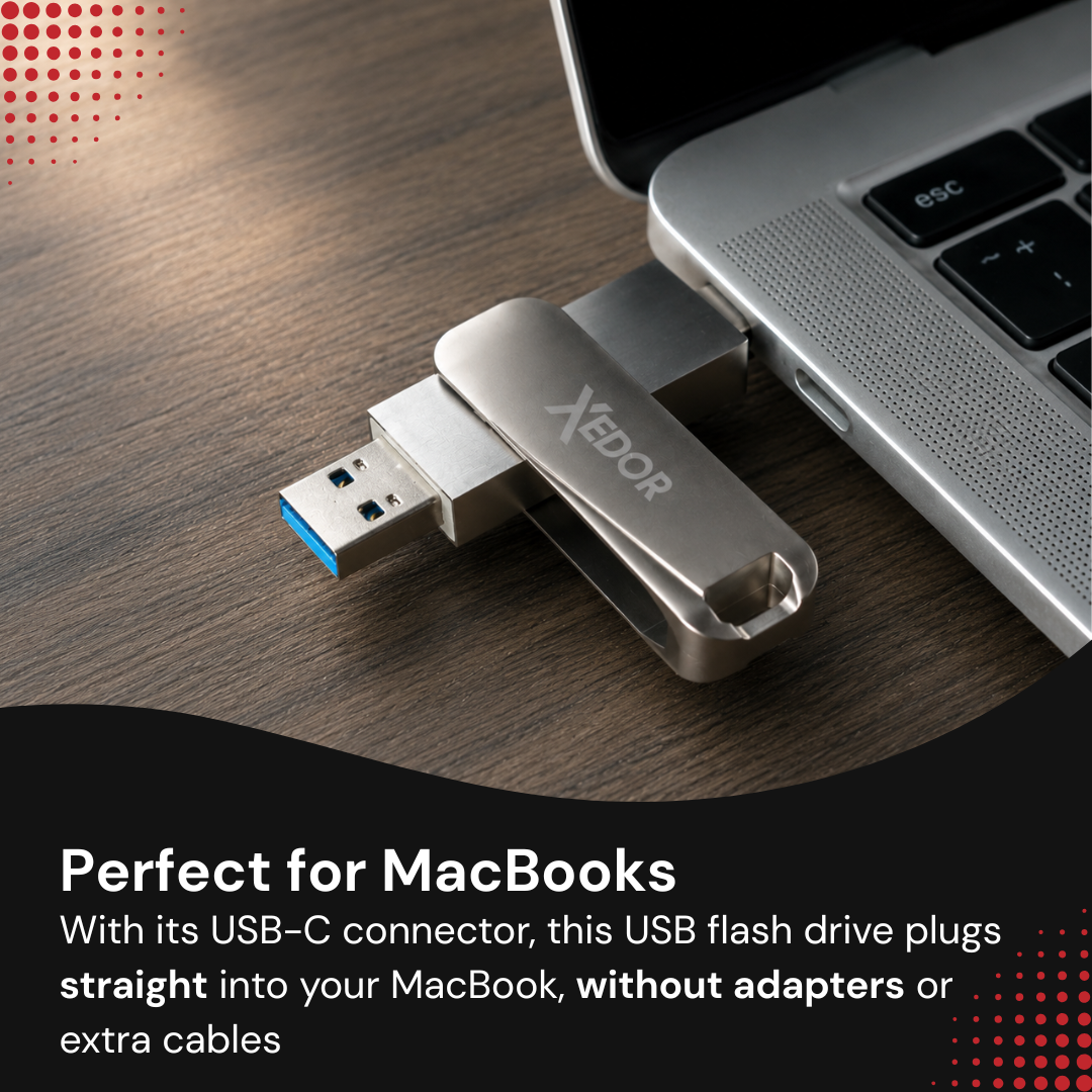 Srebrna pamięć USB z podwójnym złączem jest podłączona do laptopa na drewnianym biurku.