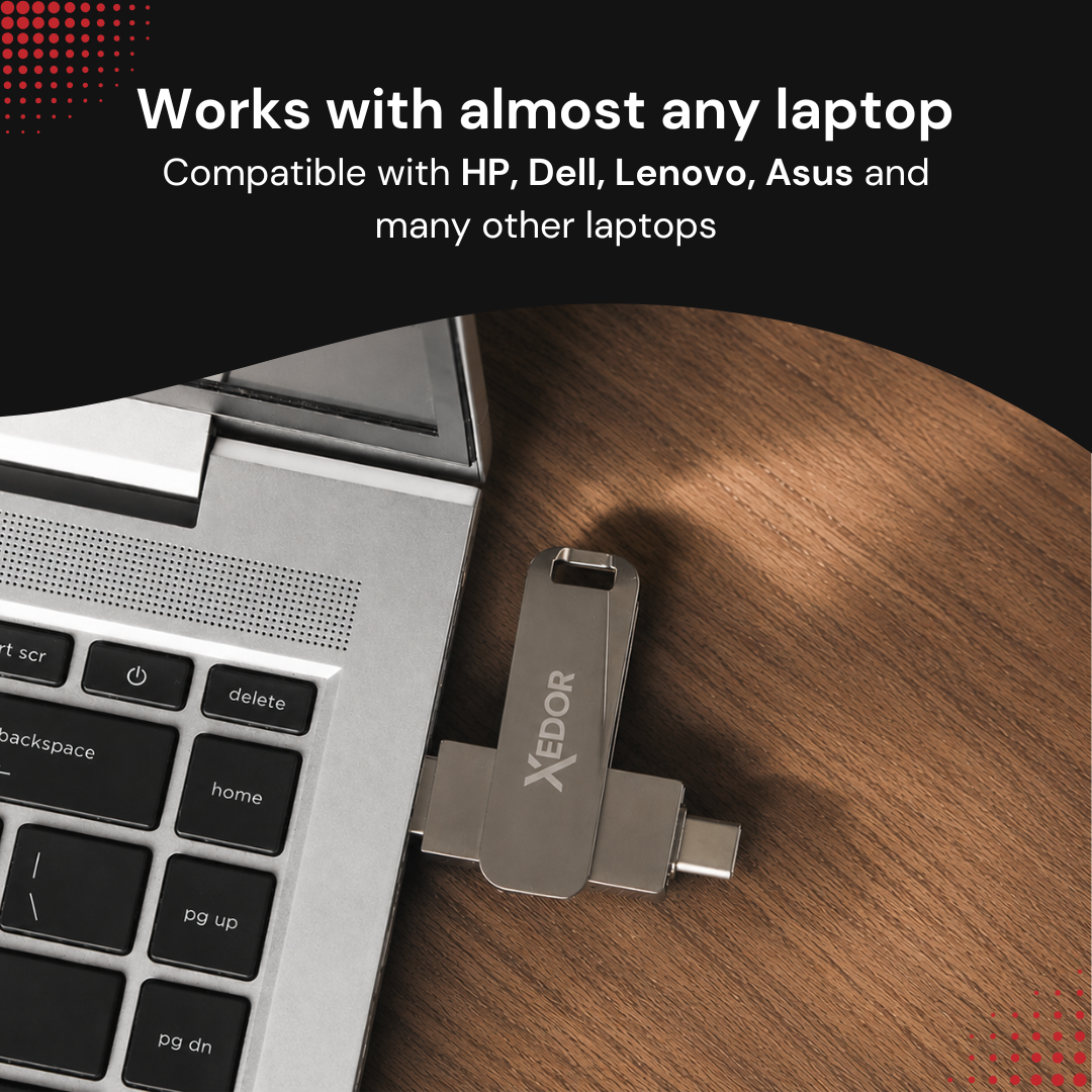 Srebrna pamięć flash USB podłączona do laptopa na drewnianej powierzchni.