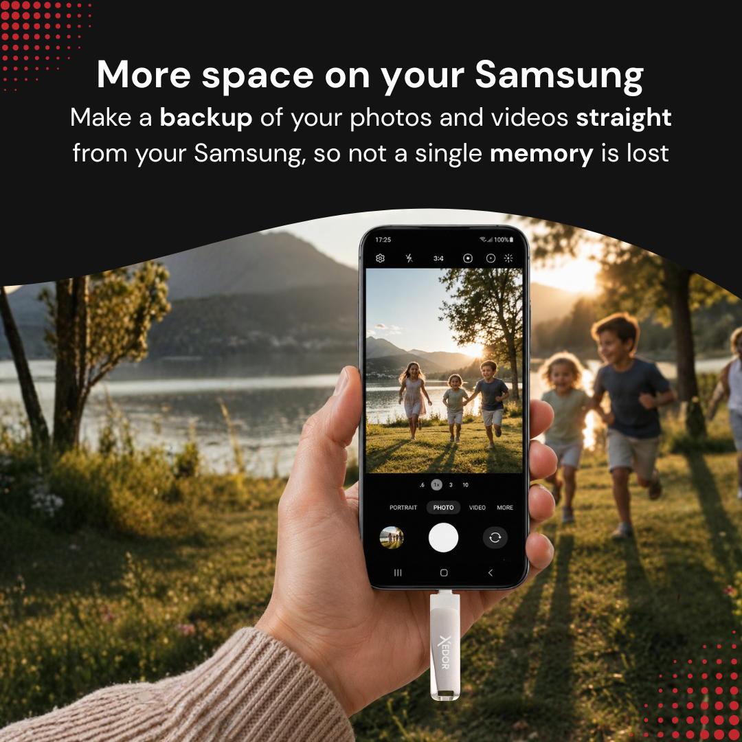 Ręka trzyma telefon Samsung pokazujący dzieci biegnące nad jeziorem, z podłączoną pamięcią USB.