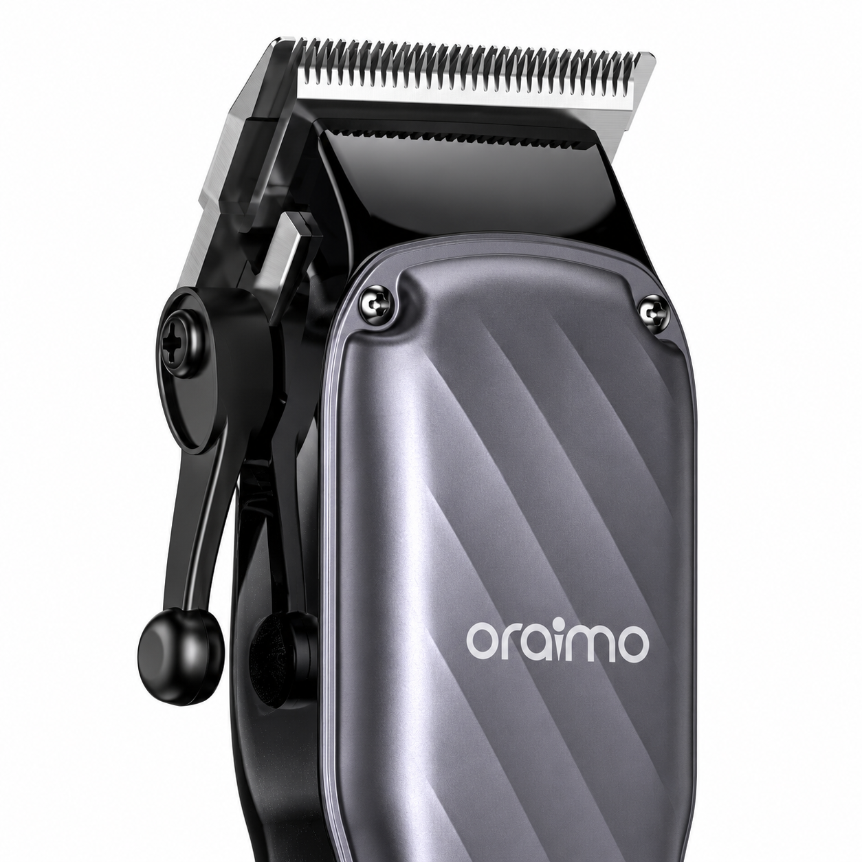 Beyaz arka planda gümüş bıçaklı gri Oraimo saç kesme makinesinin yakın planı.