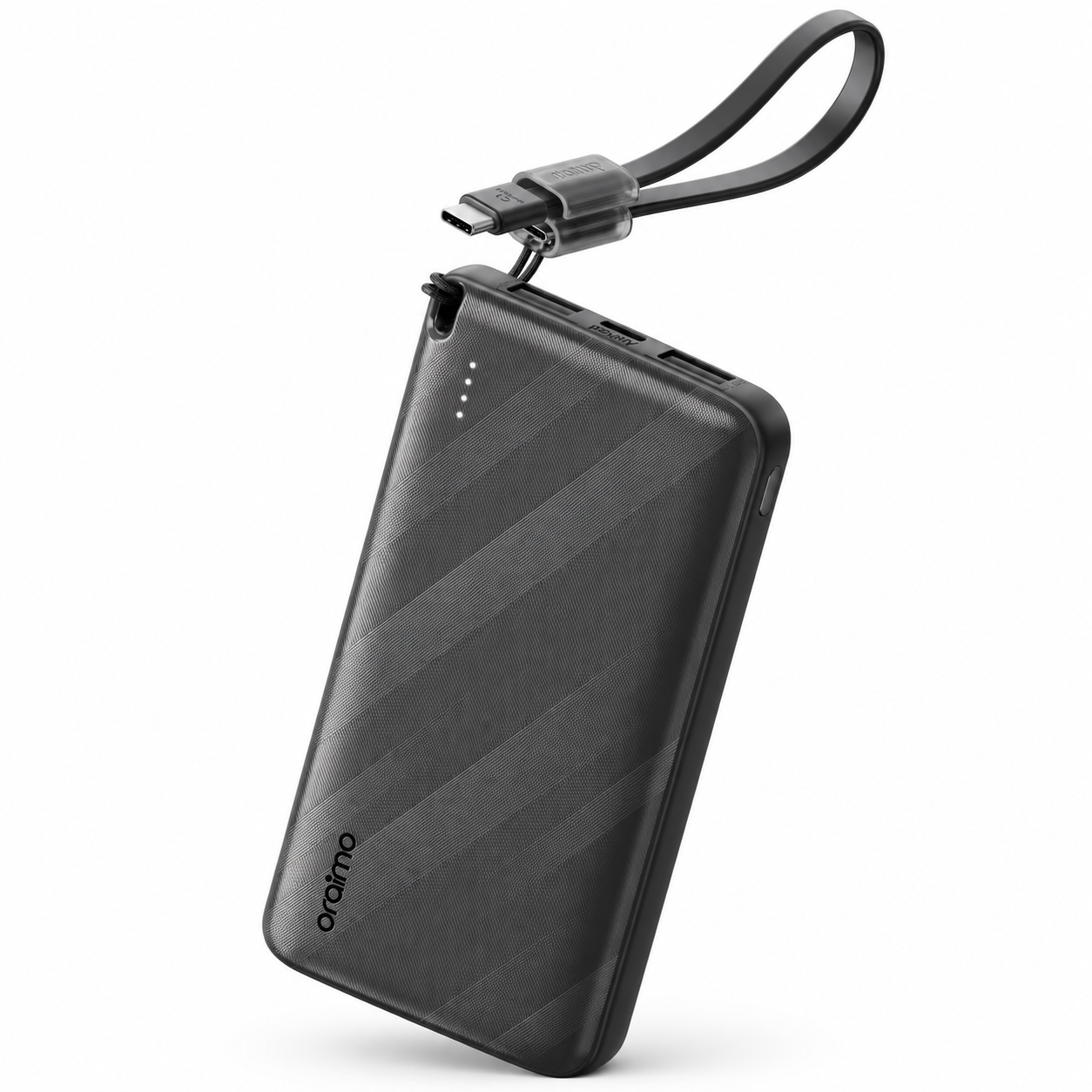 Çapraz çizgili siyah powerbank, entegre taşıma kayışı ve beyaz arka planda bir USB-C kablosu.