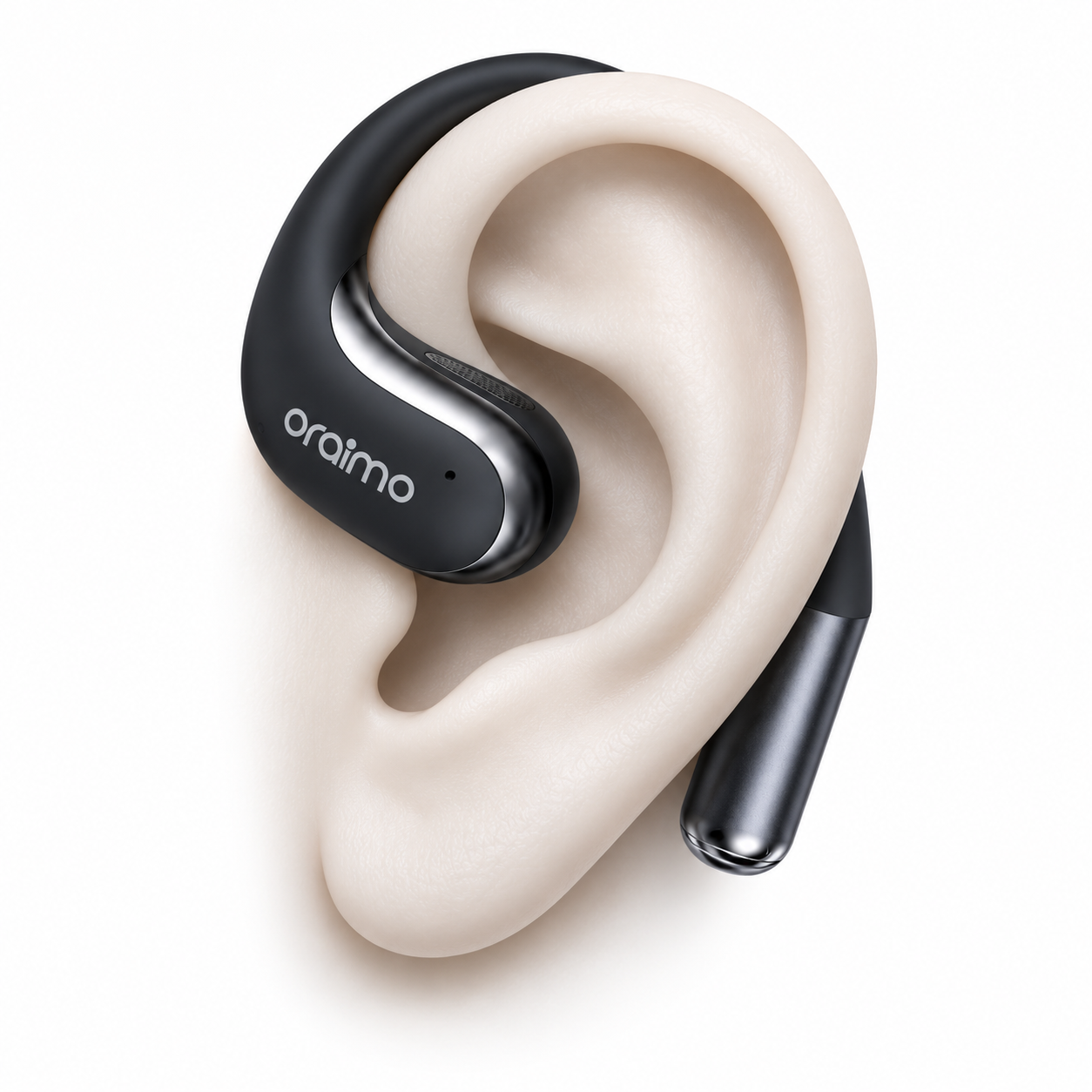 Beyaz arka planda model bir kulak üzerinde siyah bir Oraimo açık kulaklı kulaklık.
