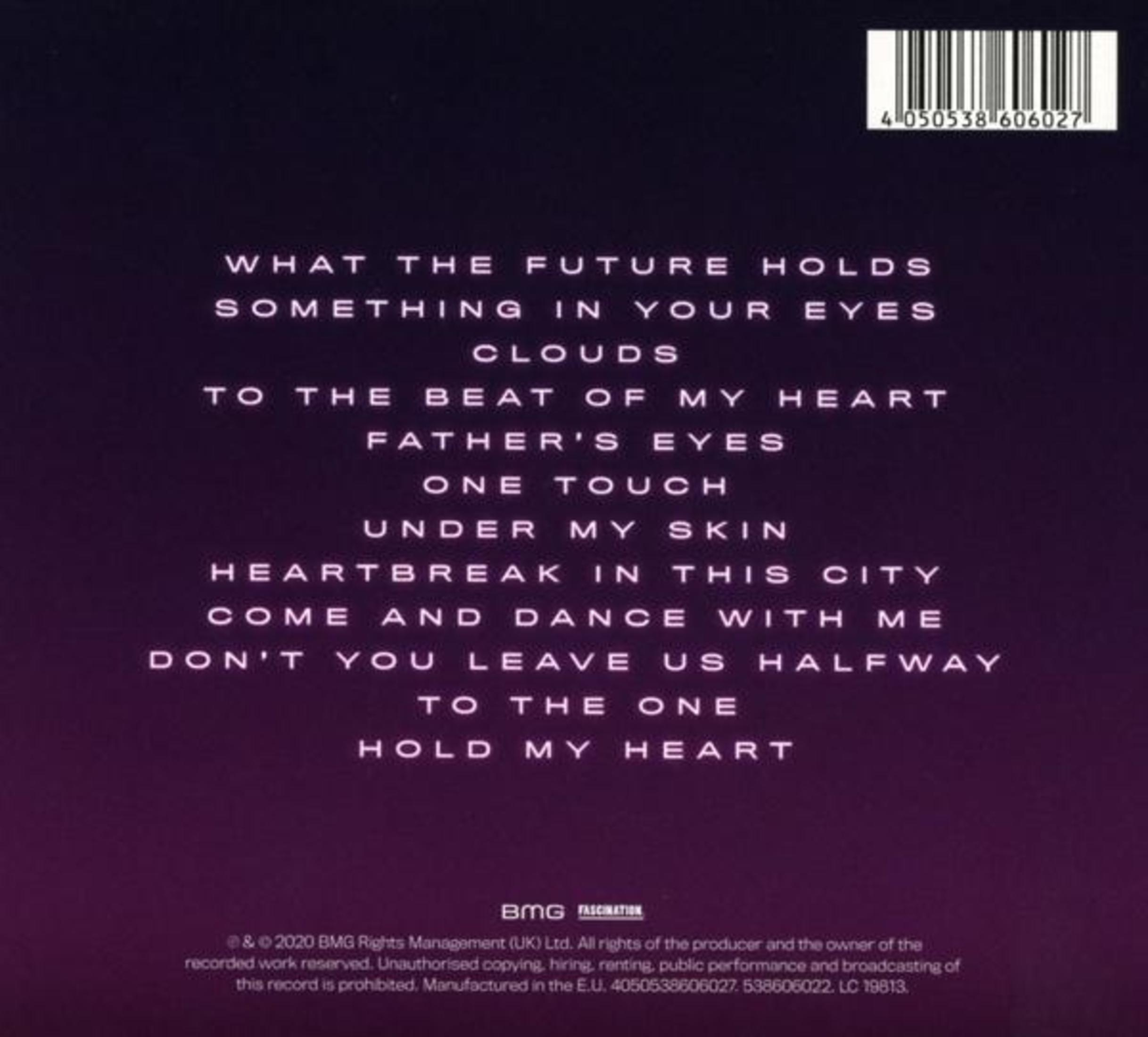Rückseite einer CD-Hülle mit rosafarbenen Songtiteln auf dunklem Hintergrund und einem Barcode oben rechts.