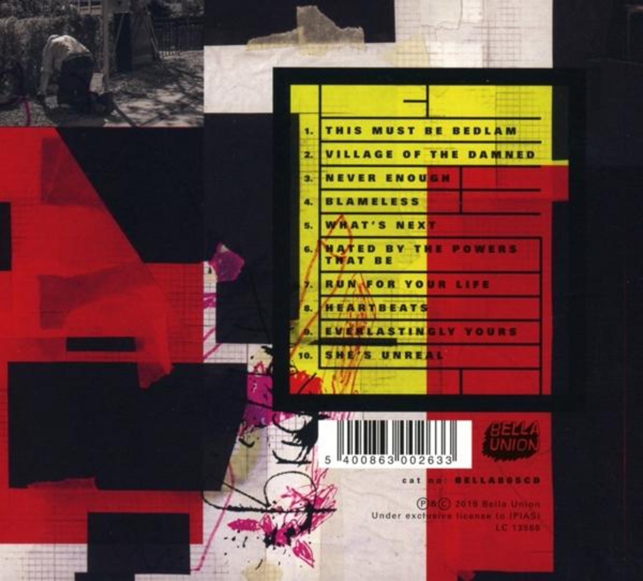 Collage aus schwarzem, rotem und gelbem Hintergrund mit einer Tracklist, einem Barcode und einem kleinen Foto.