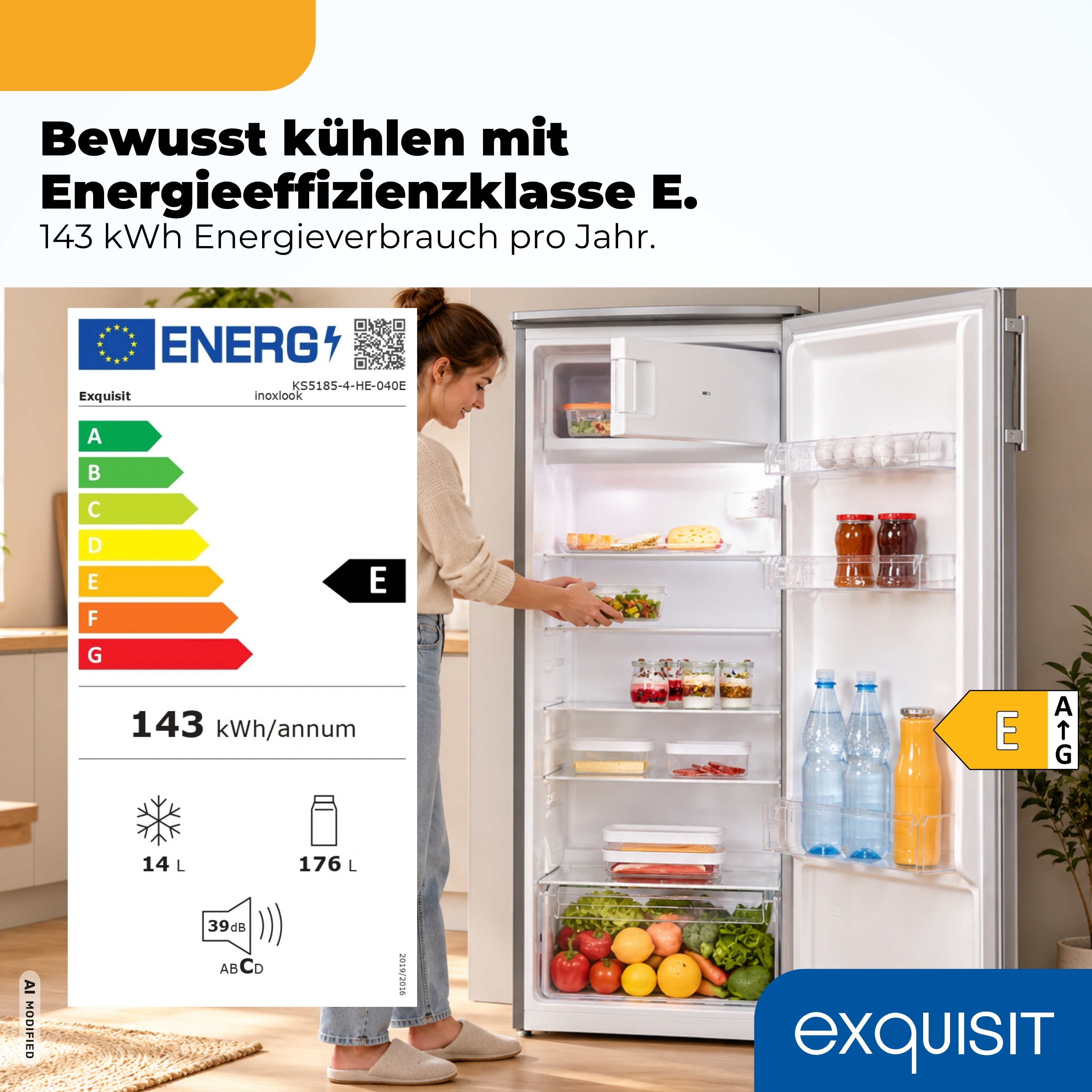 Eine Frau räumt einen gut gefüllten Exquisit Kühlschrank mit Energieeffizienzklasse E und 143 kWh Jahresverbrauch ein.