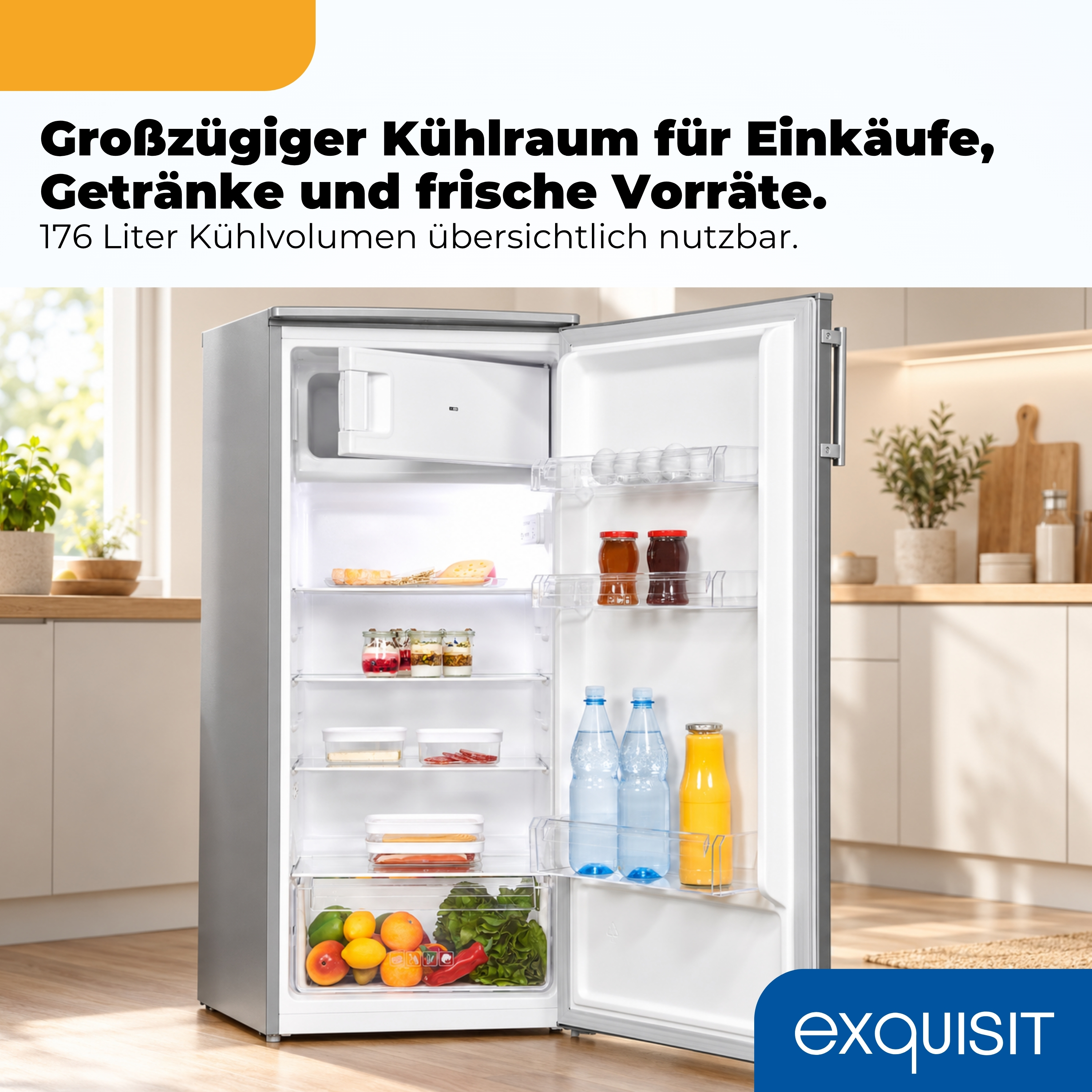 Geöffneter silberner Kühlschrank in einer modernen Küche, gefüllt mit Lebensmitteln und Getränken.